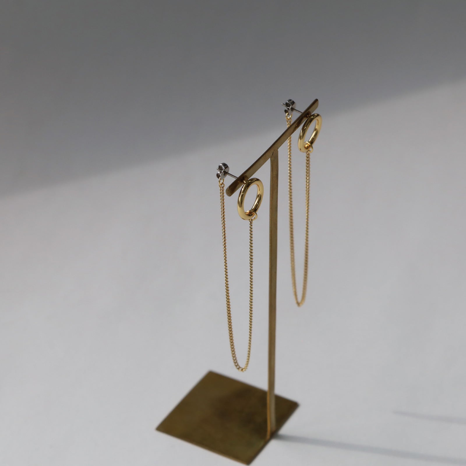 ノエルマーケット Noelmarket ピアス 金属アレルギー対応 チェーンが揺れる ロングピアス ステンレス製 （ゴールド） ゴールド