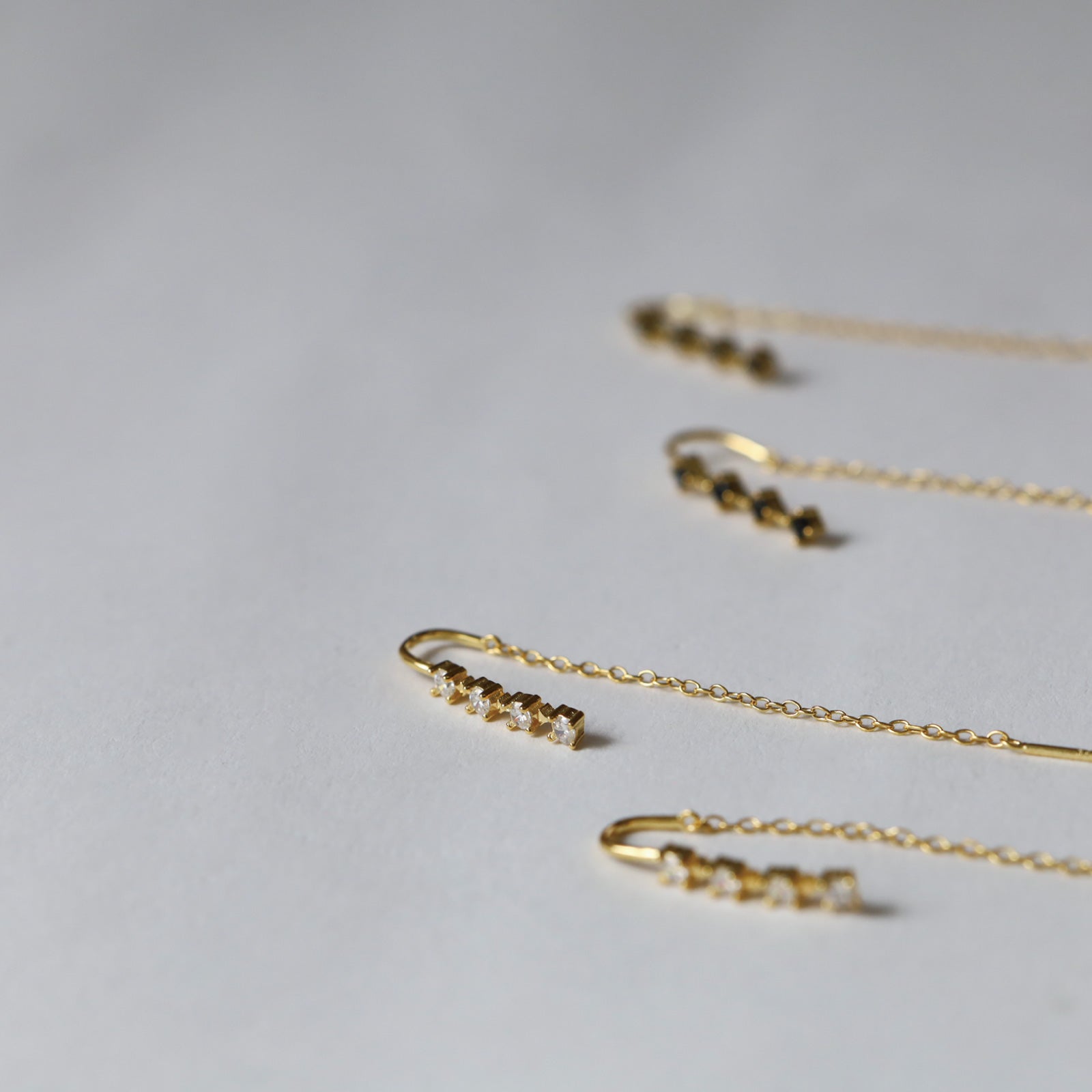 ノエルマーケット Noelmarket ピアス 金属アレルギー つけっぱなし おしゃれなチェーンピアス 星 月 ニッケルフリー キャッチレス （ゴールド） ブラック