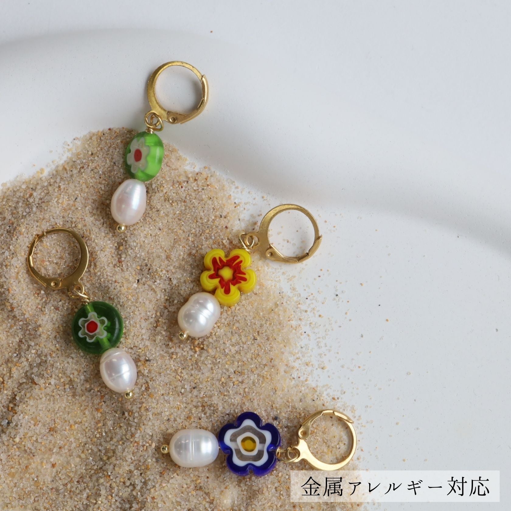 ノエルマーケット Noelmarket 金属アレルギー対応 北欧風 陶器のようなミルフィオリと淡水パールの彩りピアス （丸形：ブルー×レッド） 丸形：ブルー×レッド