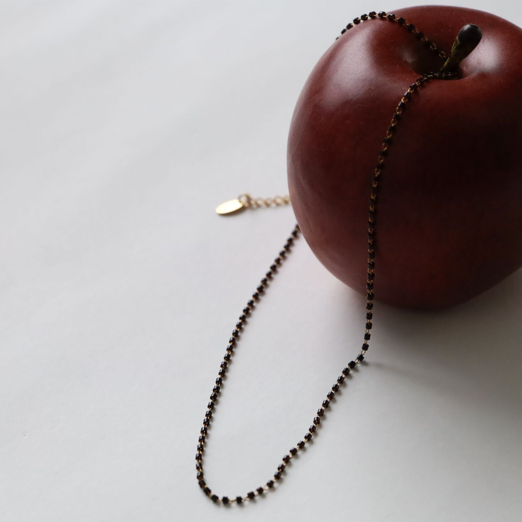 ノエルマーケット Noelmarket 控えめなのに際立つ 大人ブラックネックレス [金属アレルギー対応] （ゴールド） ゴールド