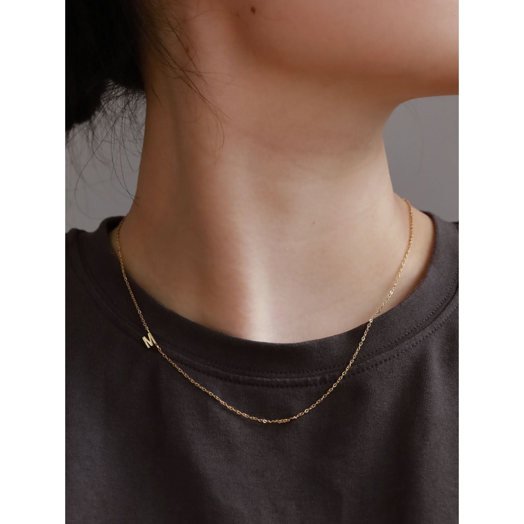 ノエルマーケット Noelmarket シンプルに、特別を纏う イニシャルネックレス 金属アレルギー対応 （S） S