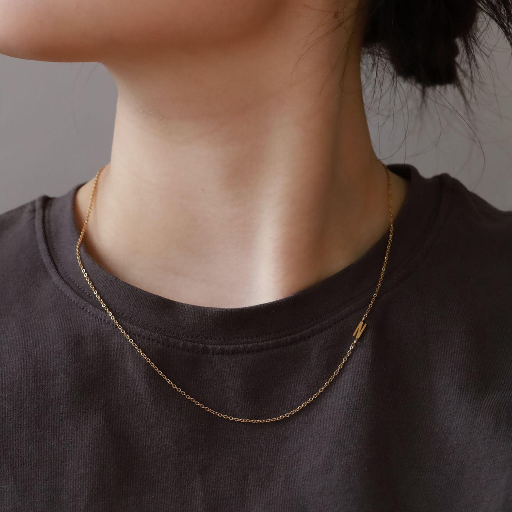 ノエルマーケット Noelmarket シンプルに、特別を纏う イニシャルネックレス 金属アレルギー対応 （S） S
