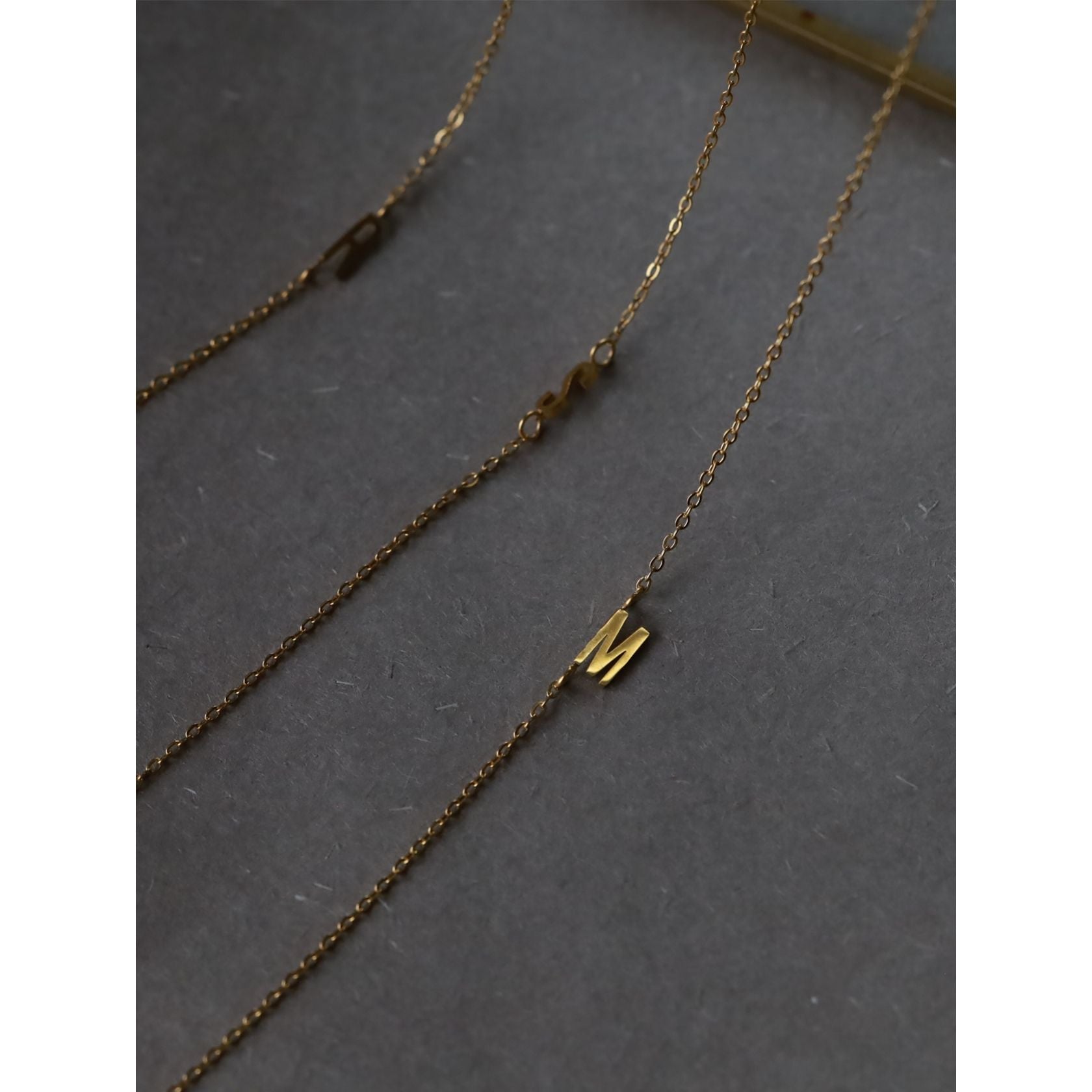 ノエルマーケット Noelmarket シンプルに、特別を纏う イニシャルネックレス 金属アレルギー対応 （S） S