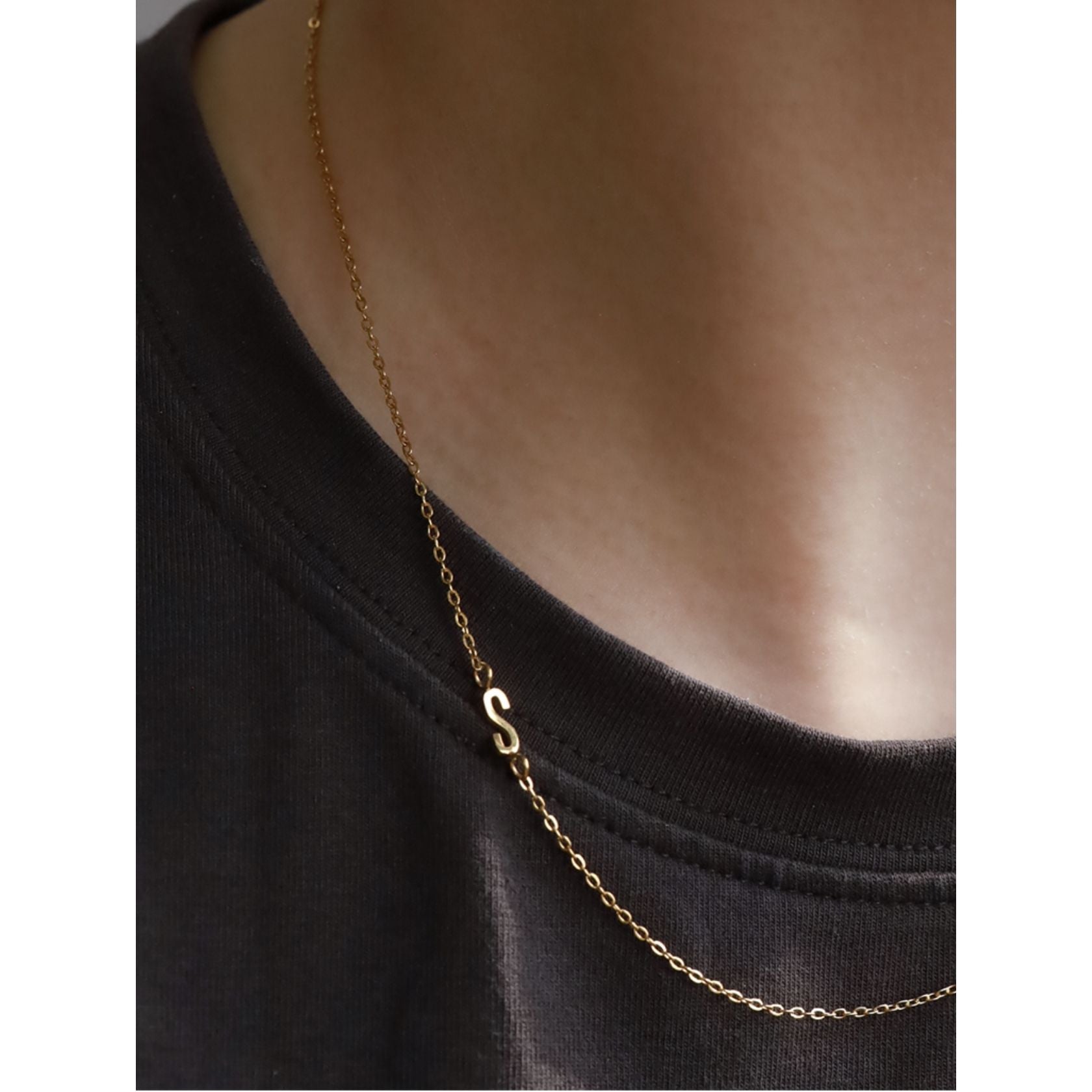 ノエルマーケット Noelmarket シンプルに、特別を纏う イニシャルネックレス 金属アレルギー対応 （S） S