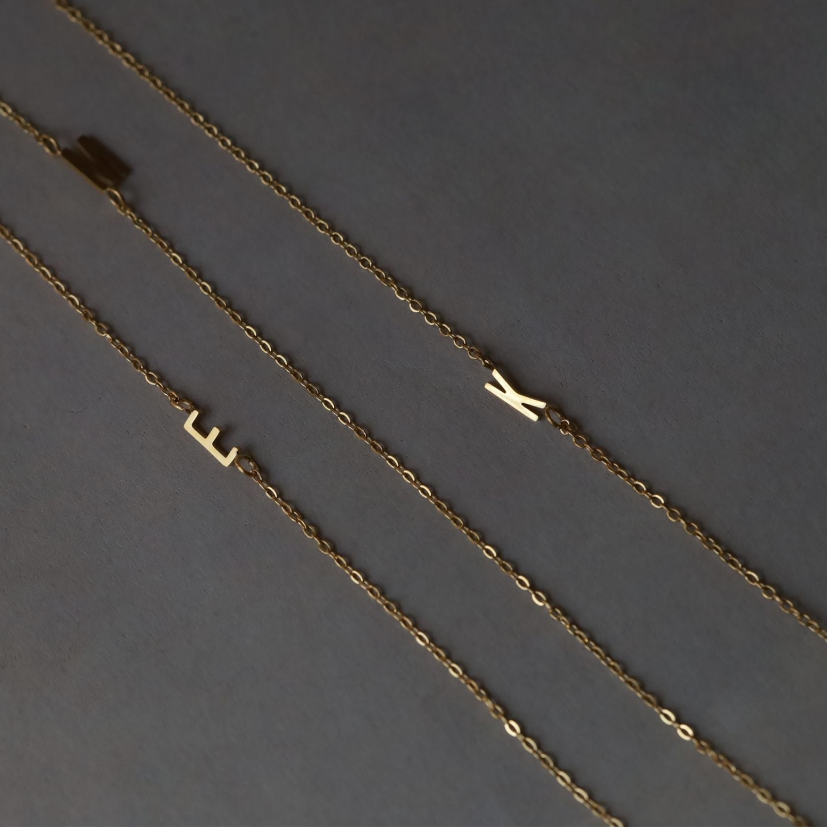 ノエルマーケット Noelmarket シンプルに、特別を纏う イニシャルネックレス 金属アレルギー対応 （S） S