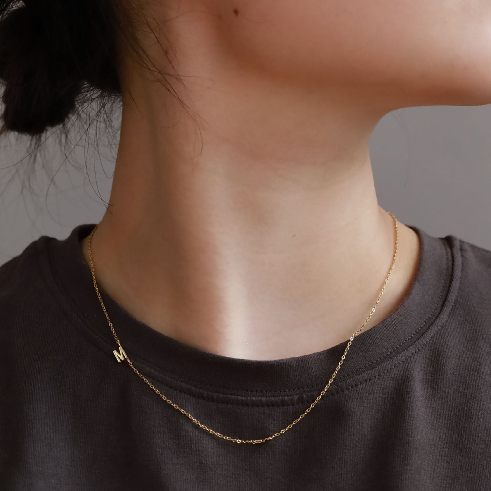 ノエルマーケット Noelmarket シンプルに、特別を纏う イニシャルネックレス 金属アレルギー対応 （S） S