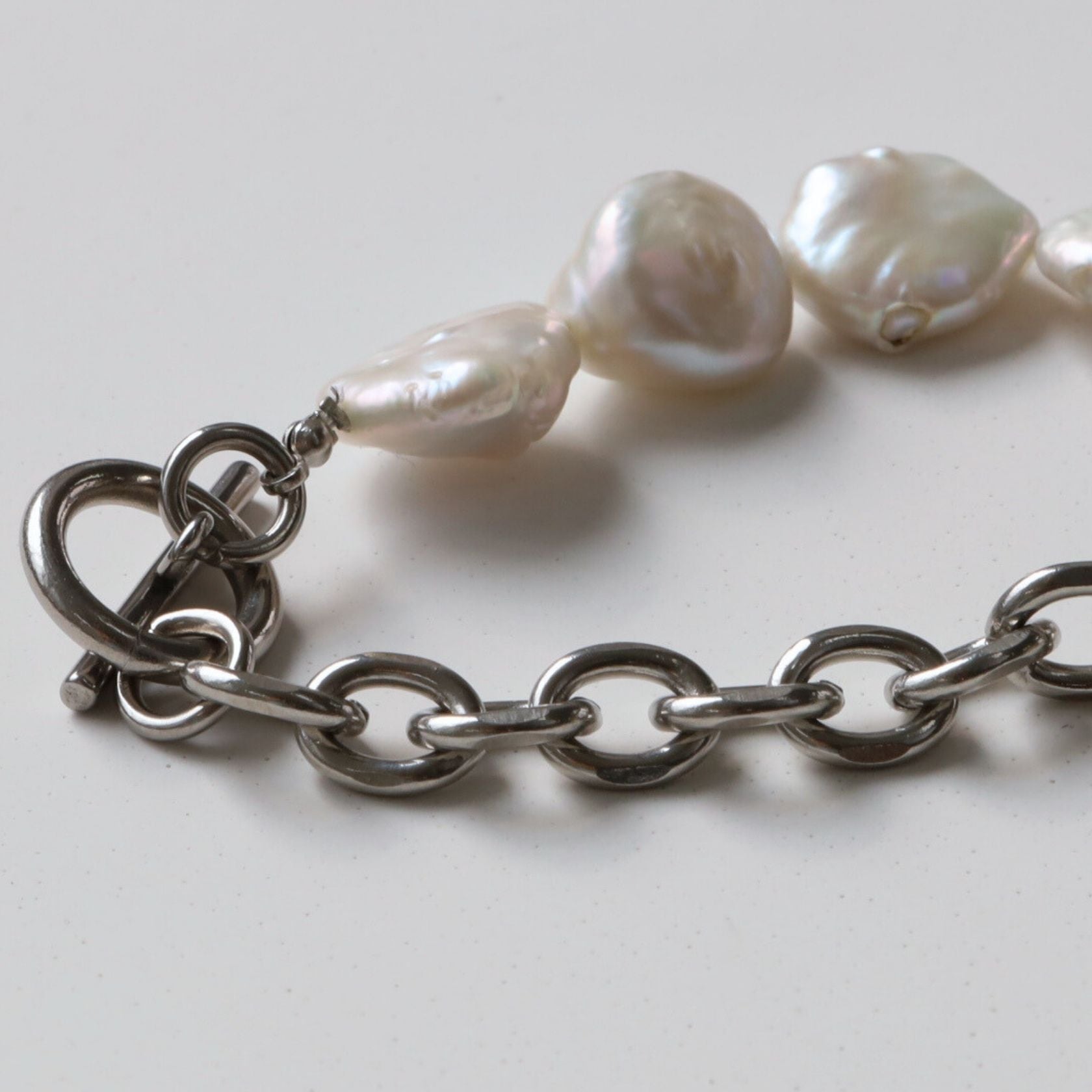 ノエルマーケット Noelmarket 上品とモードが調和する 淡水パール×ステンレスのチェーンブレスレット 金属アレルギー対応 ハンドメイド （シルバー） シルバー