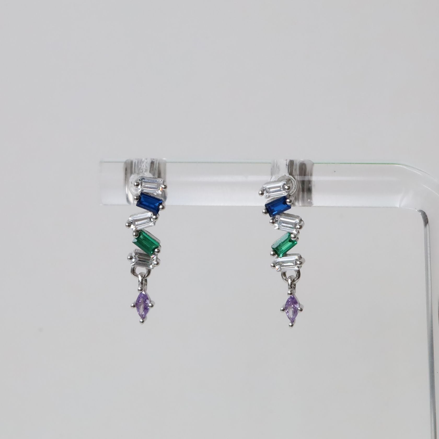 ノエルマーケット Noelmarket カラーストーンが連なるラインピアス 金属アレルギー対応 ピアス （シルバー） シルバー