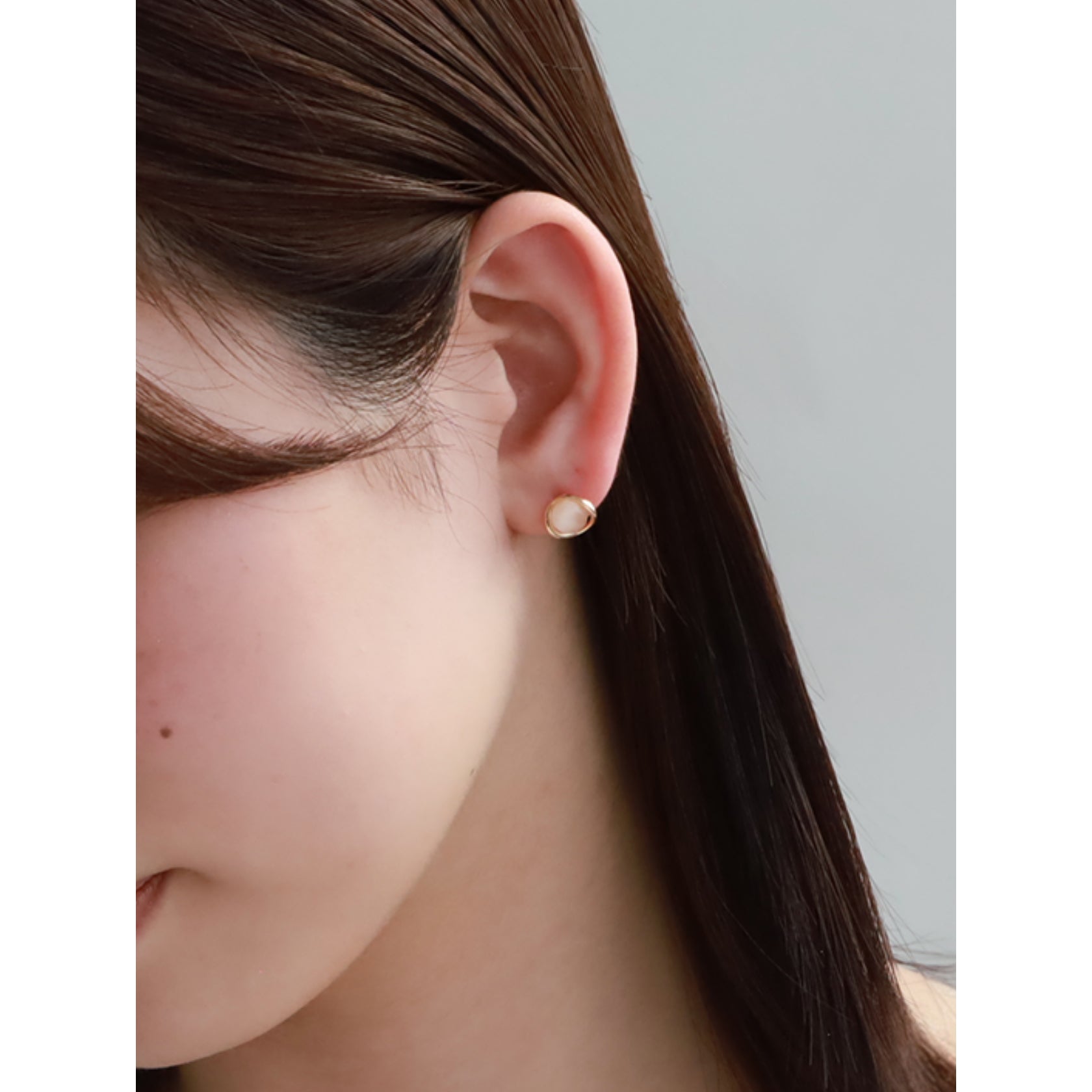 ノエルマーケット Noelmarket やわらかく輝く キャッツアイ調ミニピアス （シャンパンゴールド） シャンパンゴールド