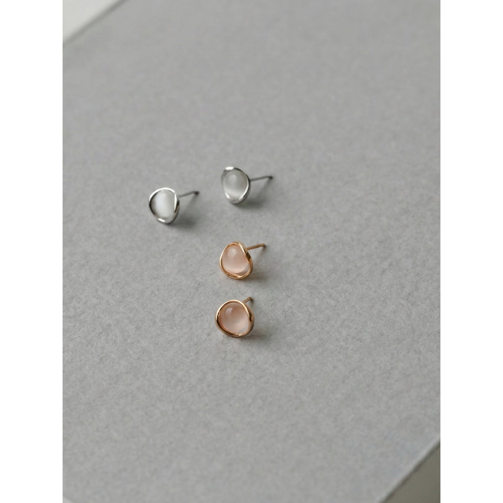 ノエルマーケット Noelmarket やわらかく輝く キャッツアイ調ミニピアス （シャンパンゴールド） シャンパンゴールド