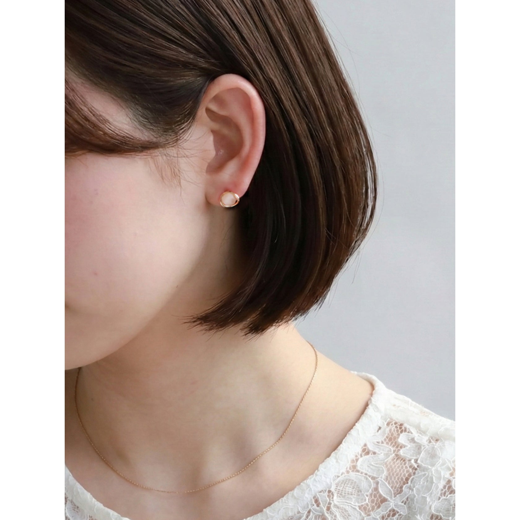 ノエルマーケット Noelmarket やわらかく輝く キャッツアイ調ミニピアス （シャンパンゴールド） シャンパンゴールド