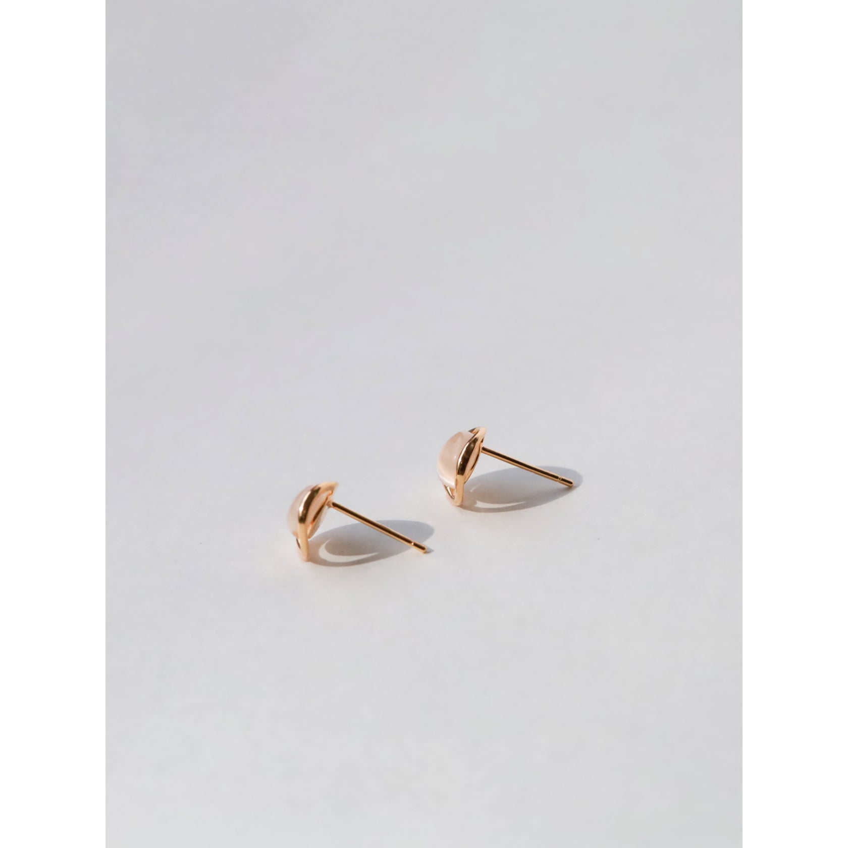 ノエルマーケット Noelmarket やわらかく輝く キャッツアイ調ミニピアス （シャンパンゴールド） シャンパンゴールド