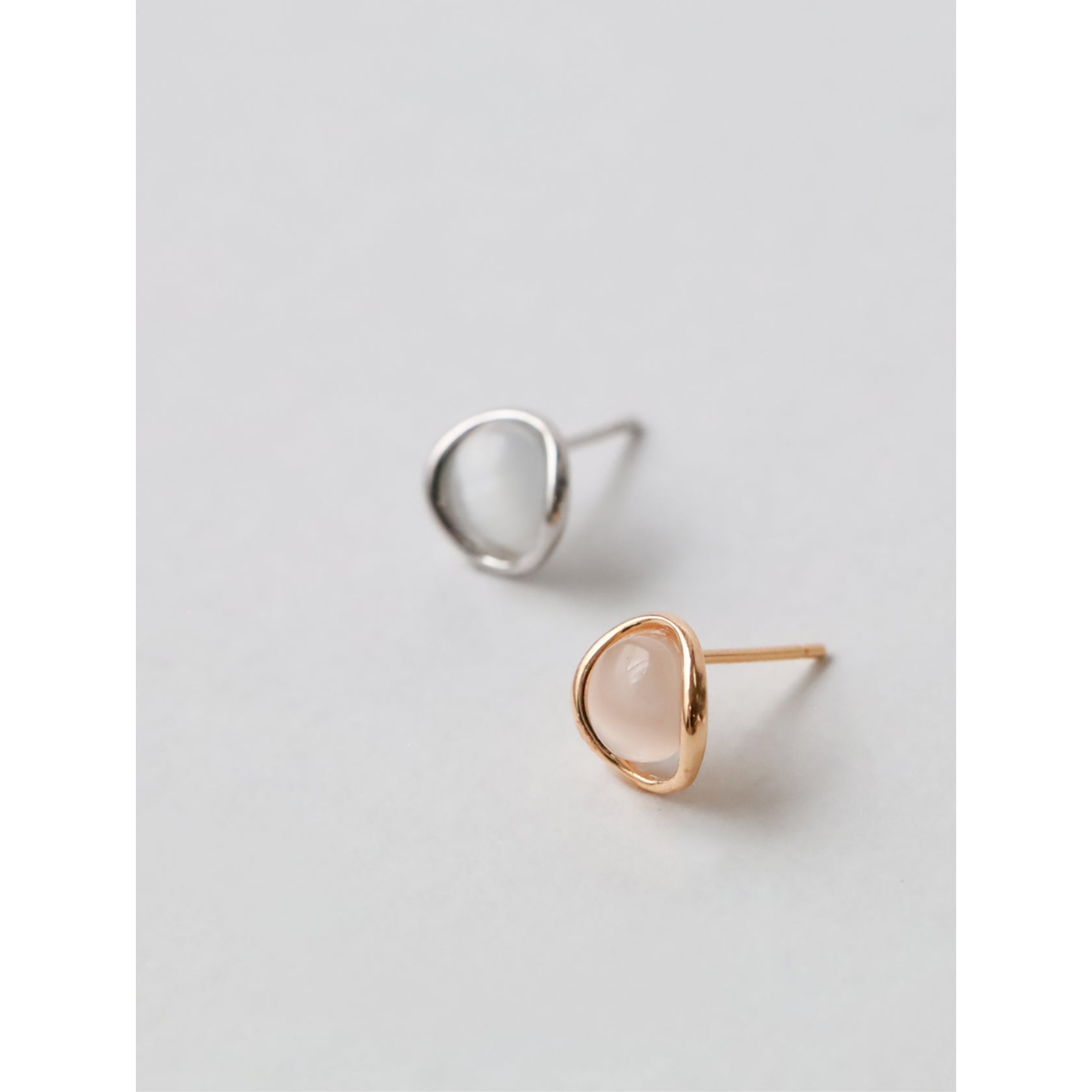 ノエルマーケット Noelmarket やわらかく輝く キャッツアイ調ミニピアス （シャンパンゴールド） シャンパンゴールド