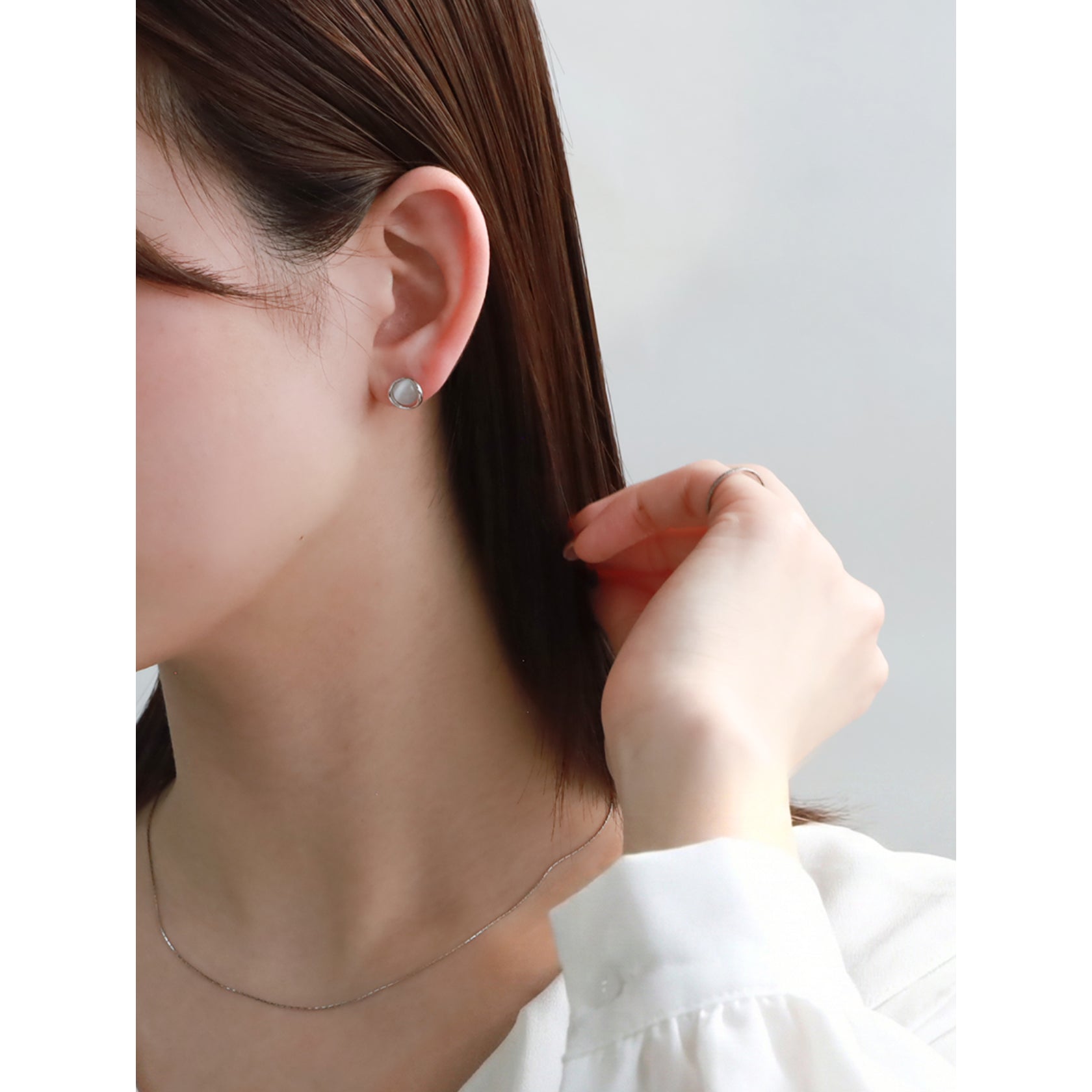 ノエルマーケット Noelmarket やわらかく輝く キャッツアイ調ミニピアス （シャンパンゴールド） シャンパンゴールド