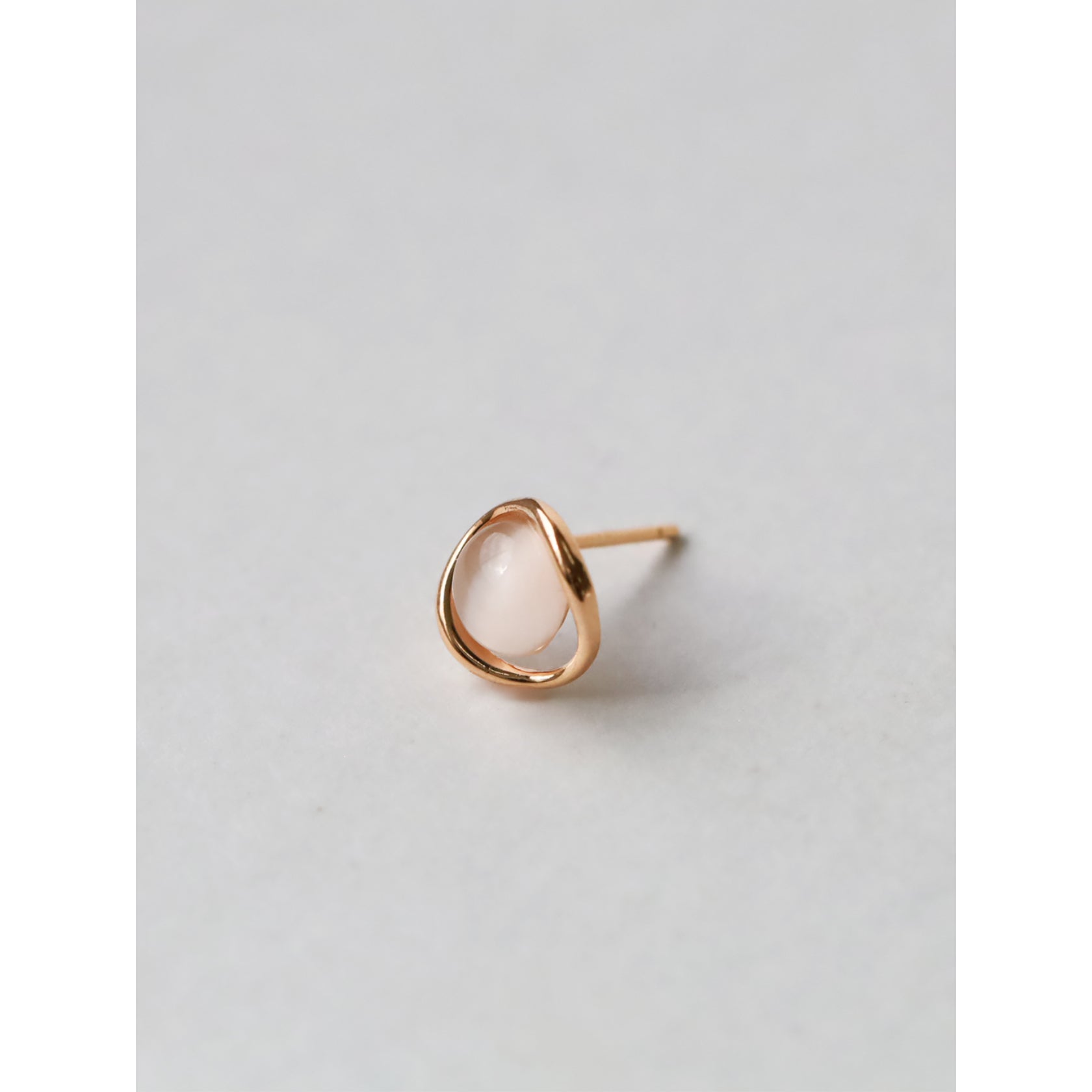ノエルマーケット Noelmarket やわらかく輝く キャッツアイ調ミニピアス （シャンパンゴールド） シャンパンゴールド