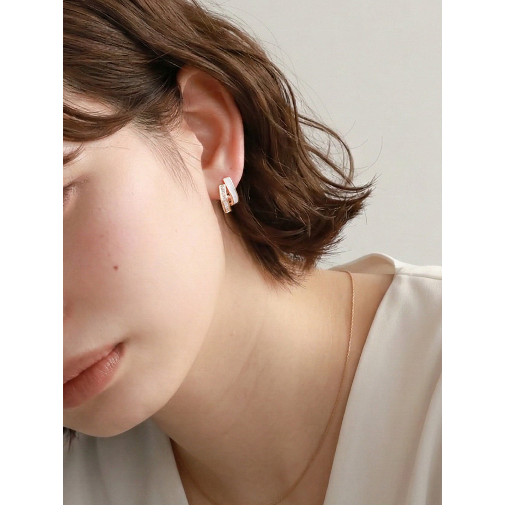 ノエルマーケット Noelmarket シェルとバゲットカットが輝く ダブルラインピアス シルバー925製ポスト （ゴールド） ゴールド