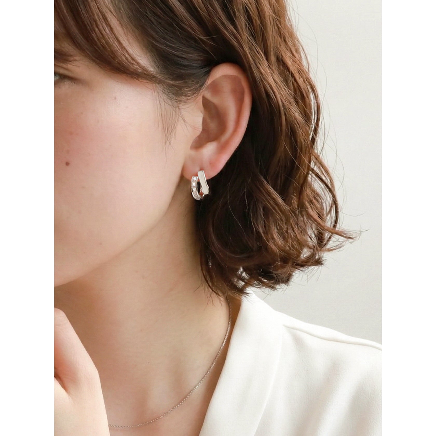 ノエルマーケット Noelmarket シェルとバゲットカットが輝く ダブルラインピアス シルバー925製ポスト （ゴールド） ゴールド