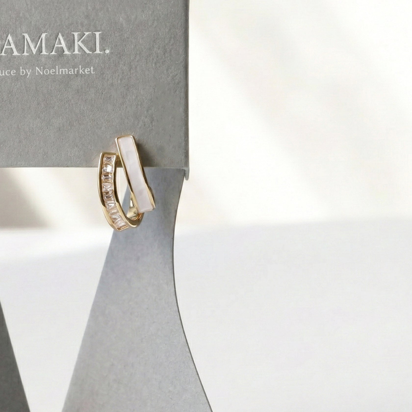 ノエルマーケット Noelmarket シェルとバゲットカットが輝く ダブルラインピアス シルバー925製ポスト （ゴールド） ゴールド