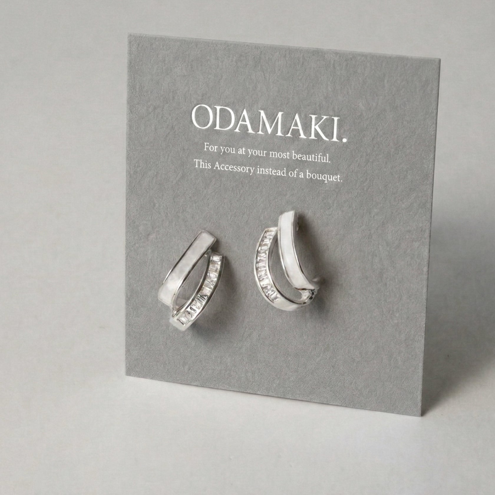 ノエルマーケット Noelmarket シェルとバゲットカットが輝く ダブルラインピアス シルバー925製ポスト （ゴールド） ゴールド