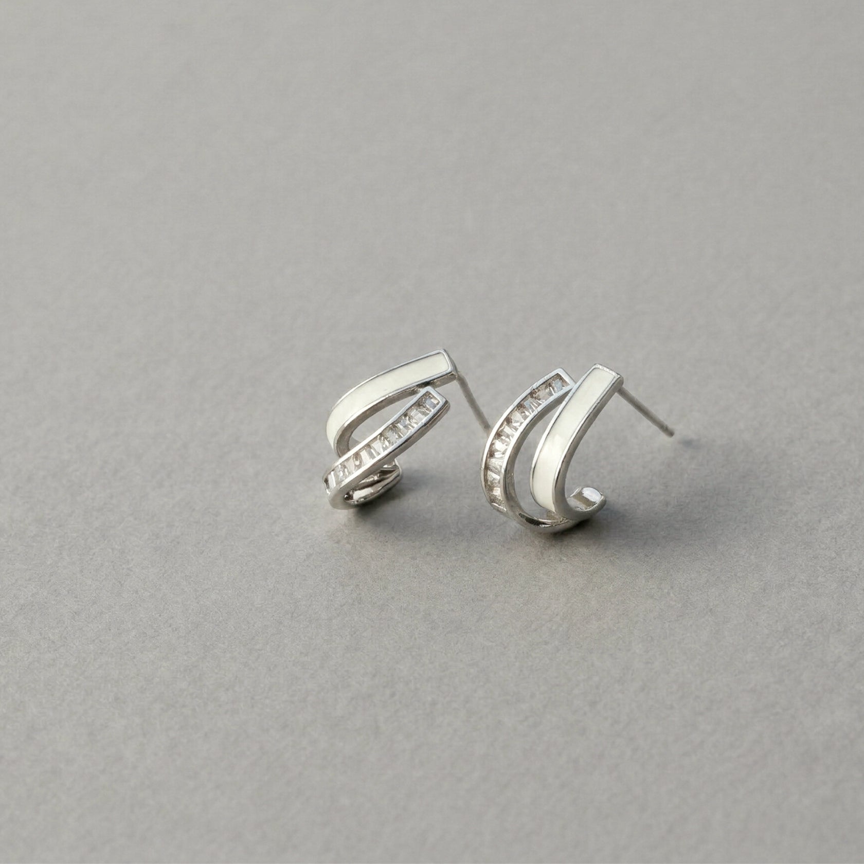ノエルマーケット Noelmarket シェルとバゲットカットが輝く ダブルラインピアス シルバー925製ポスト （ゴールド） ゴールド