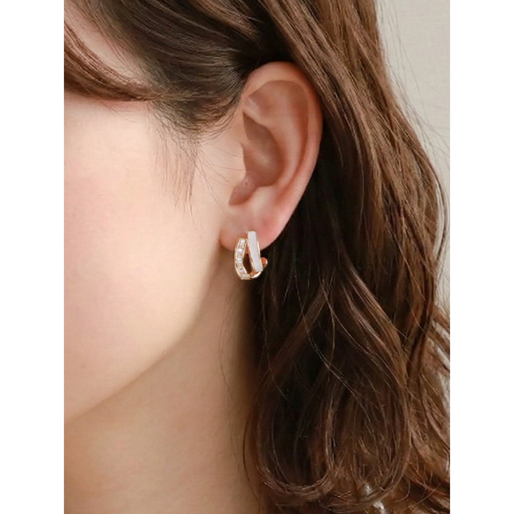 ノエルマーケット Noelmarket シェルとバゲットカットが輝く ダブルラインピアス シルバー925製ポスト （ゴールド） ゴールド