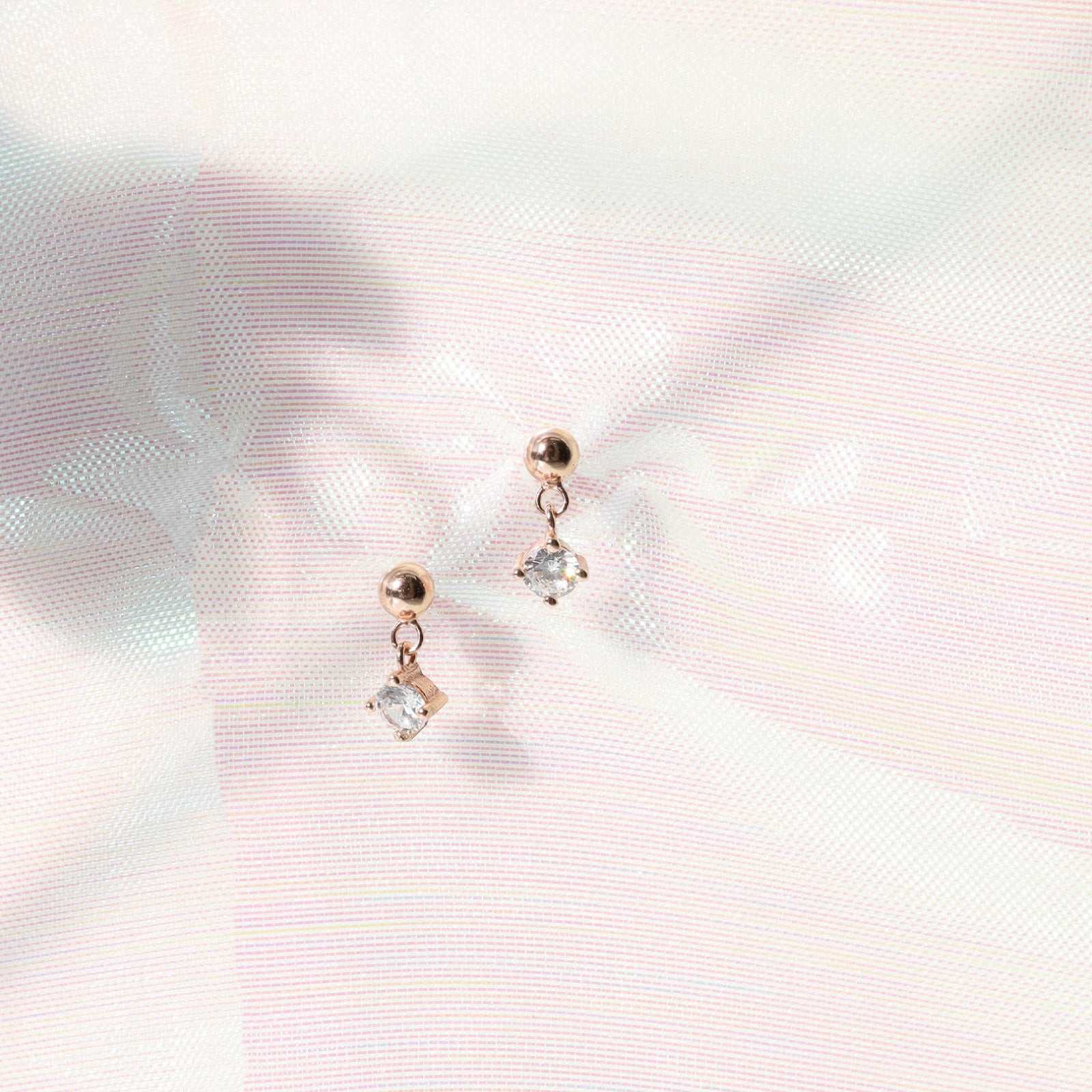 ノエルマーケット Noelmarket ピアス 金属アレルギー対応 ダイヤ 小ぶり つけっぱなし 18k シンプル 仕事 人気 上品 揺れる 大人 彼女 誕生日 プレゼント