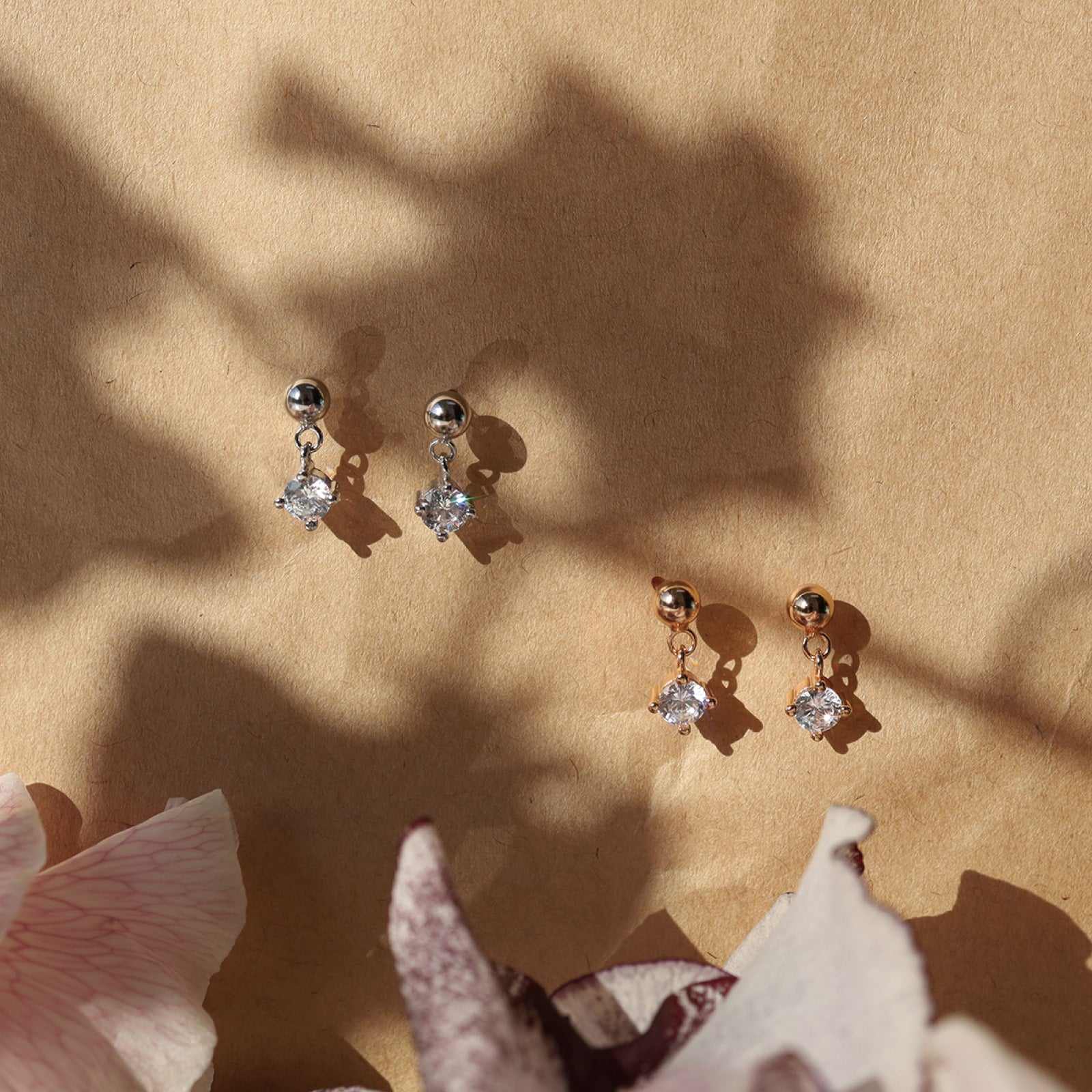 ノエルマーケット Noelmarket ピアス 金属アレルギー対応 ダイヤ 小ぶり つけっぱなし 18k シンプル 仕事 人気 上品 揺れる 大人 彼女 誕生日 プレゼント