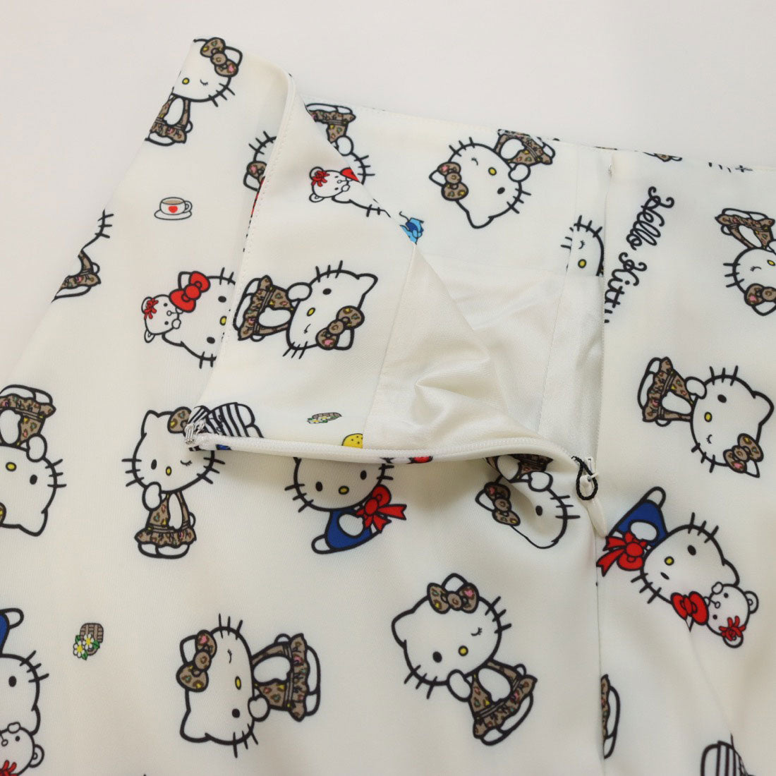 ニーナミュウ Ninamew Hello Kitty総柄ナロースカート