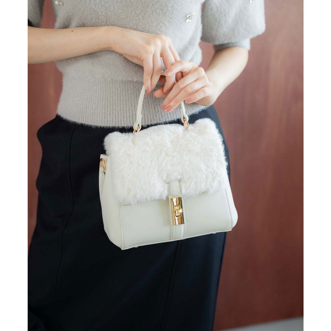 ノエラ NOELA ワンハンドル2WAYファーフラップバッグ （オフホワイト） オフホワイト