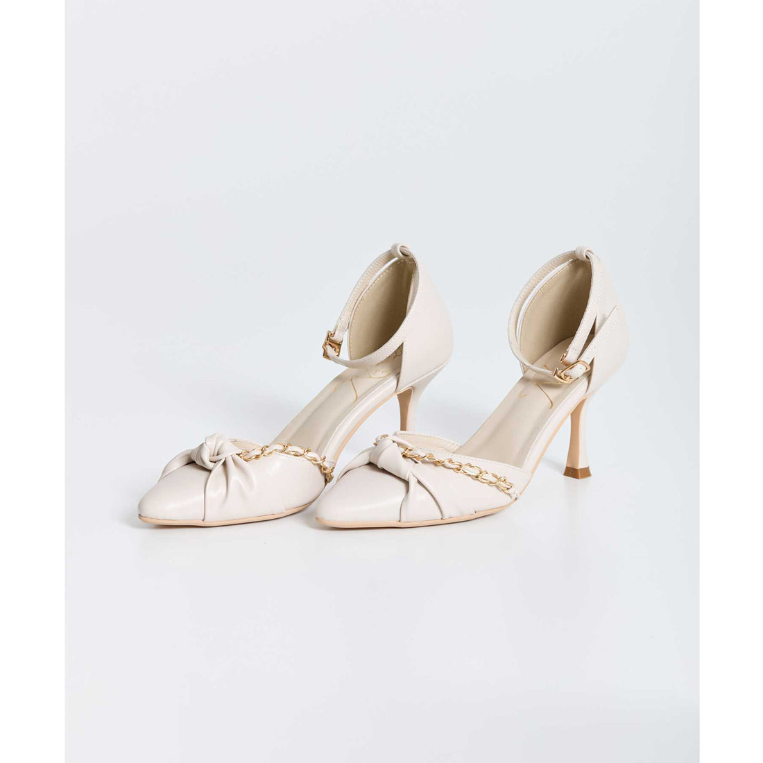 ノエラ Noela ツイストデザインチェーンパンプス （オフホワイト） オフホワイト