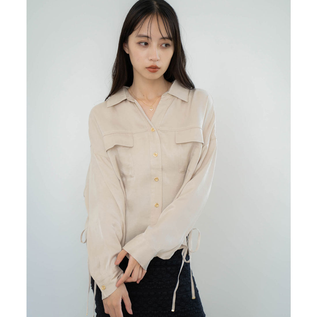 ノエラ NOELA サイドリボンサテンシャツ （ベージュ） ベージュ