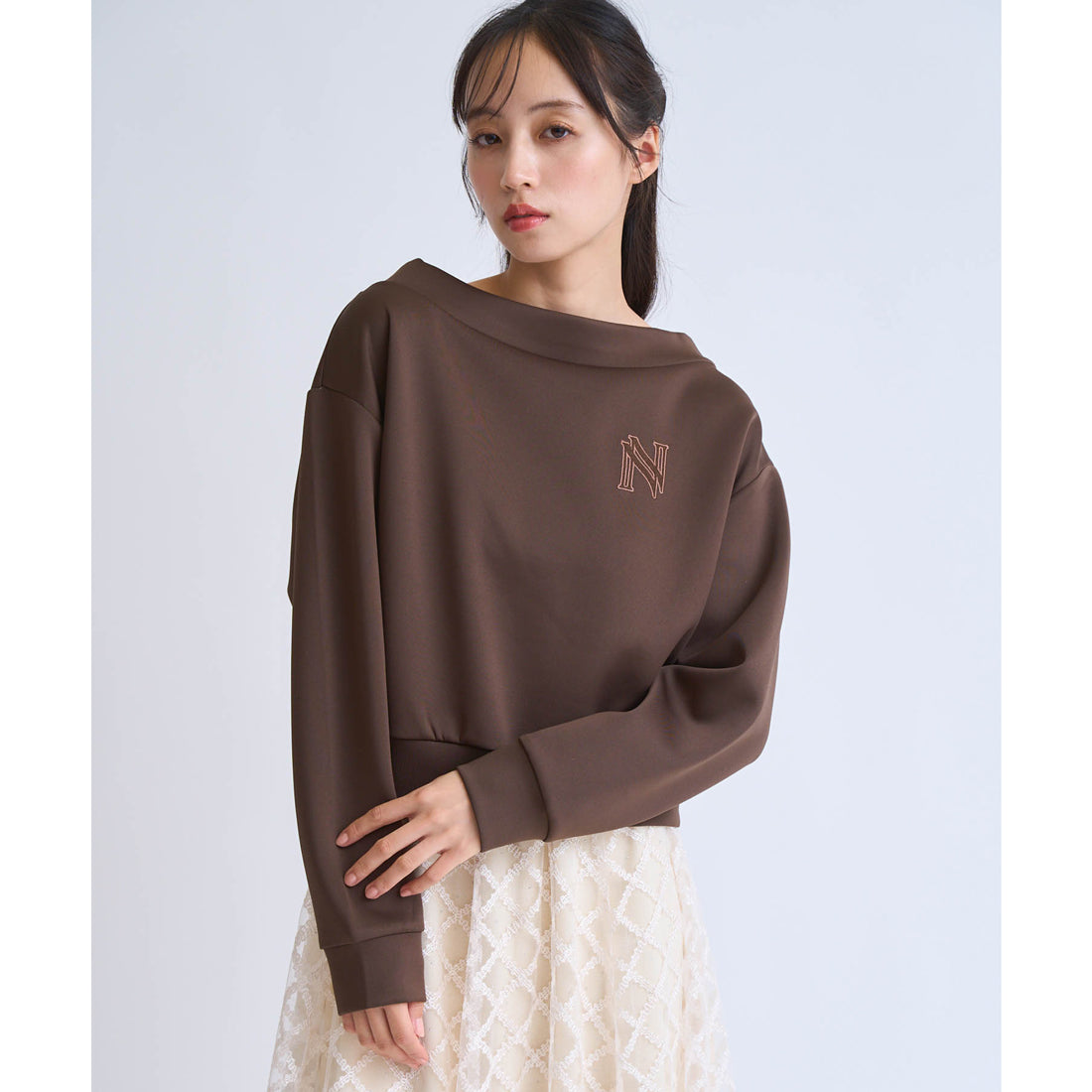 ノエラ Noela フェルト刺繍ロゴポンチトップス （チャ） チャ