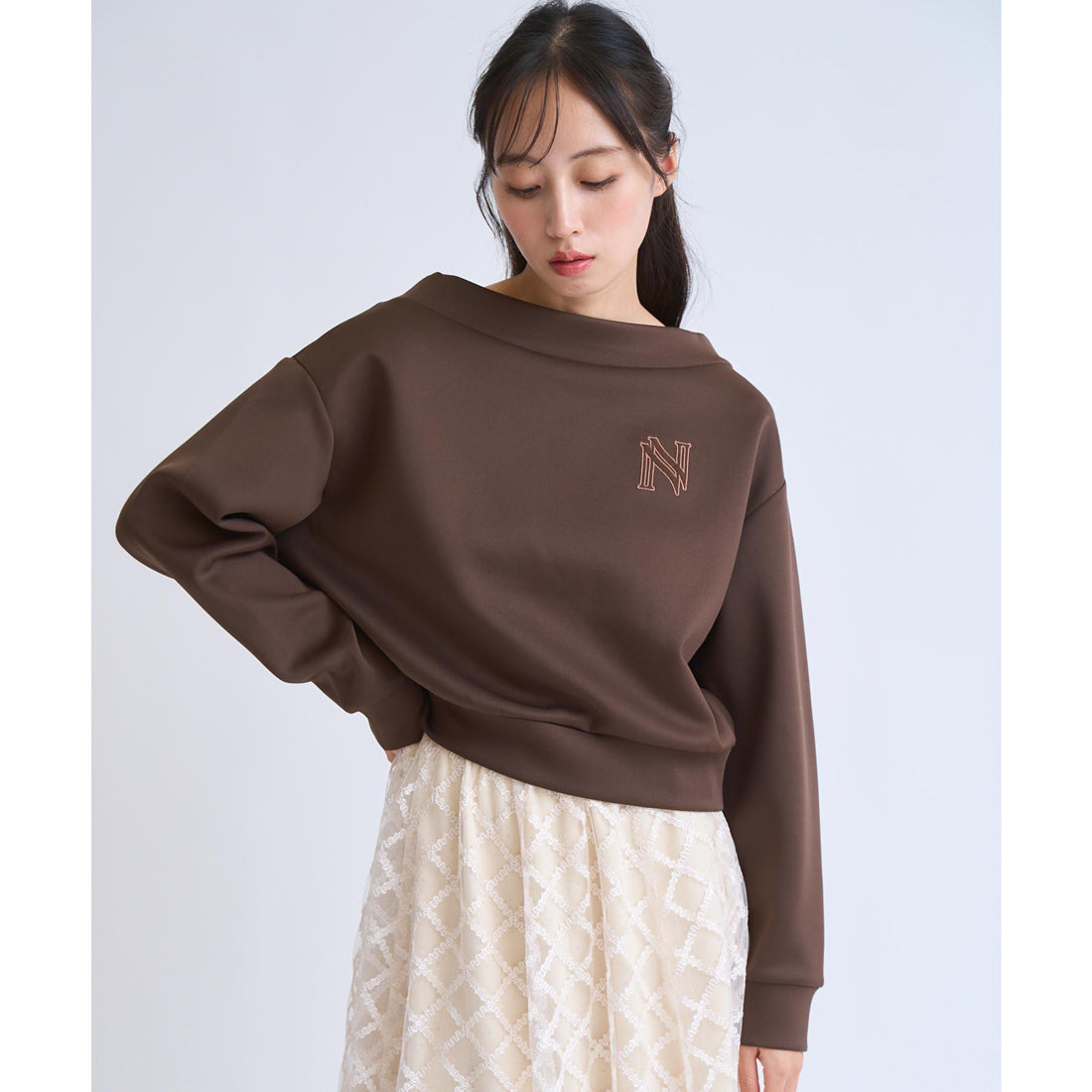 ノエラ Noela フェルト刺繍ロゴポンチトップス （チャ） チャ