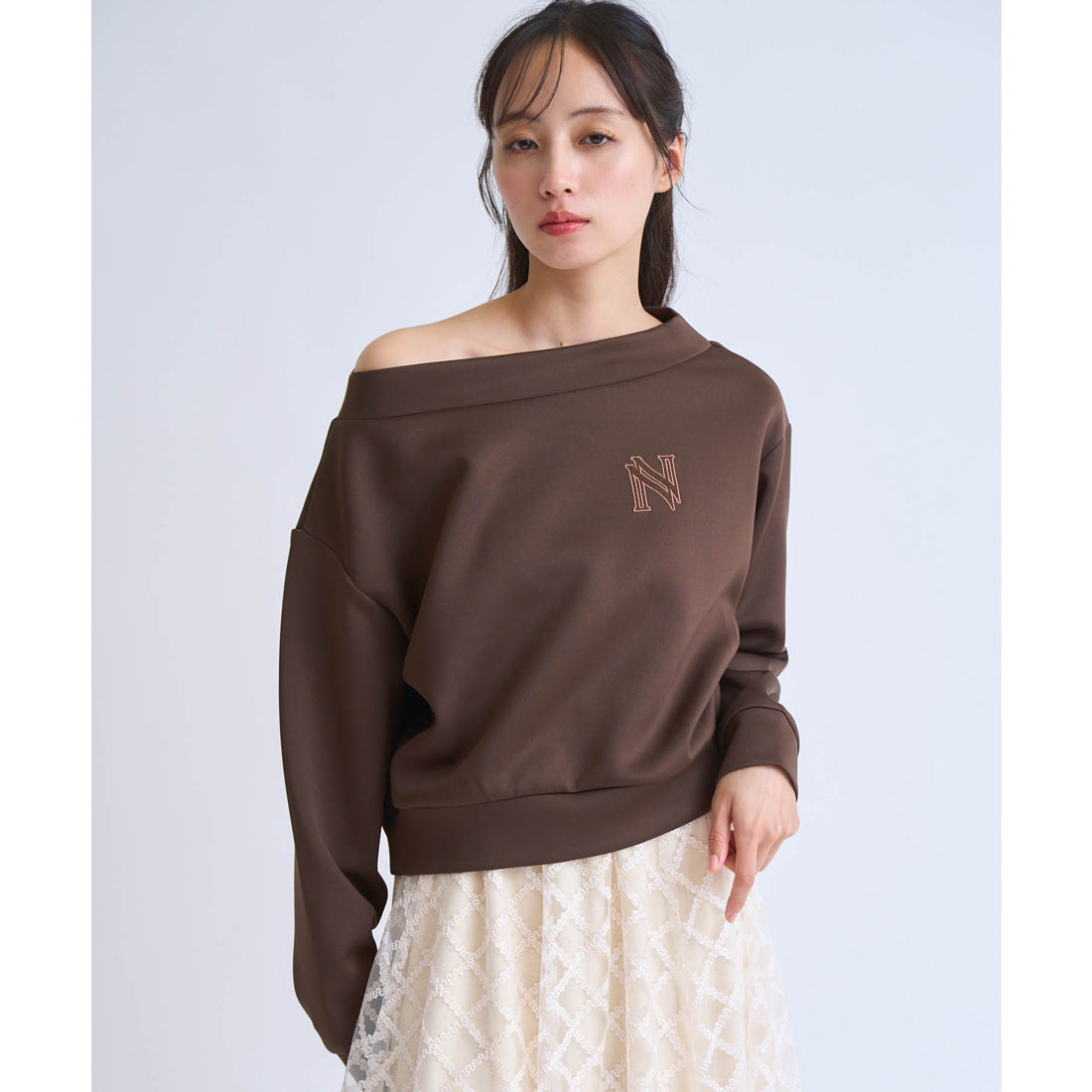 ノエラ Noela フェルト刺繍ロゴポンチトップス （チャ） チャ