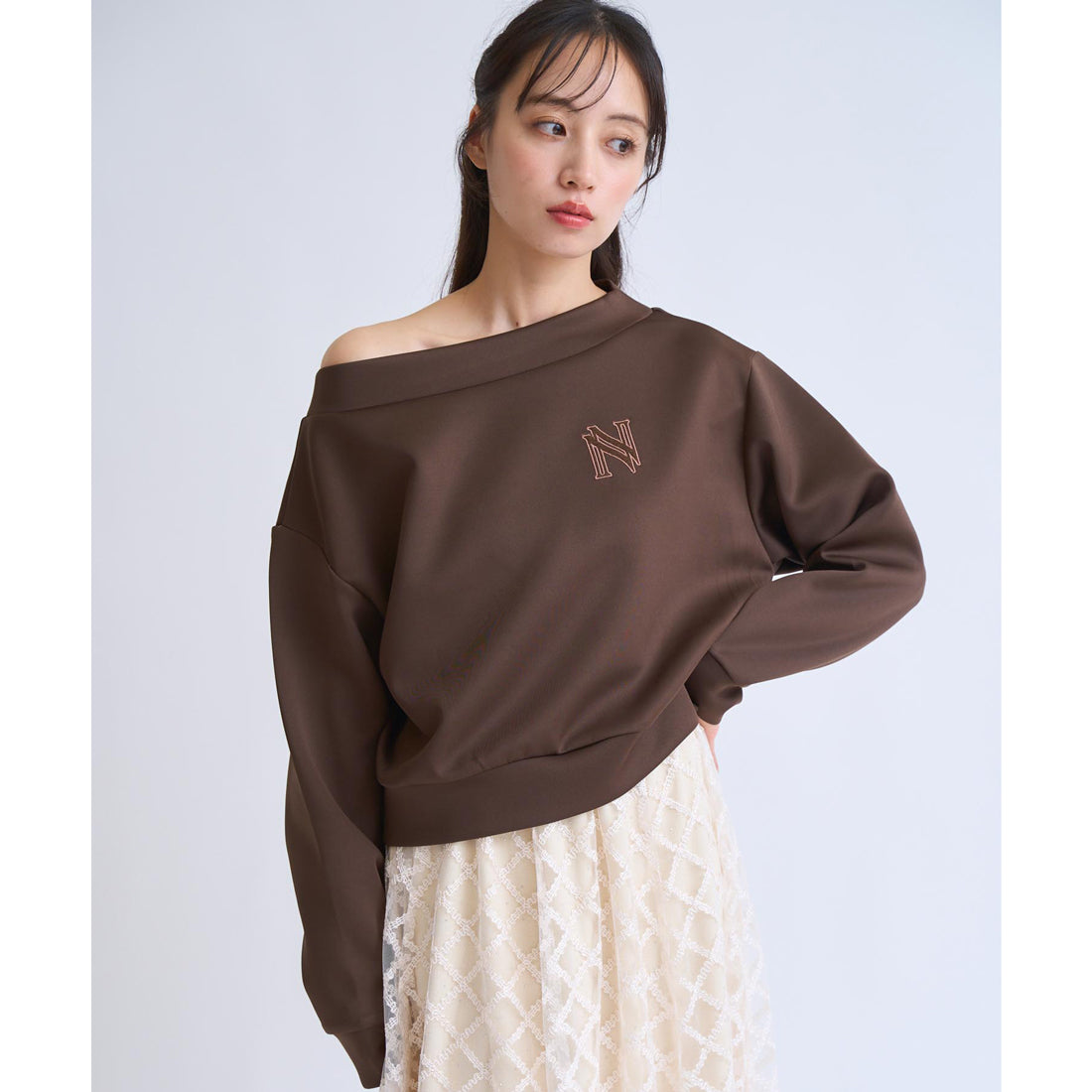 ノエラ Noela フェルト刺繍ロゴポンチトップス （チャ） チャ