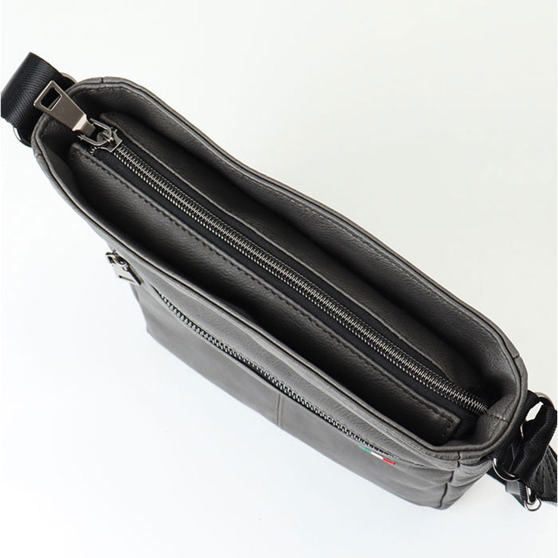 バックヤードファミリー BACKYARD FAMILY BURNINGSTAR 合皮ショルダーバッグ 縦型 （ブラック） ブラック