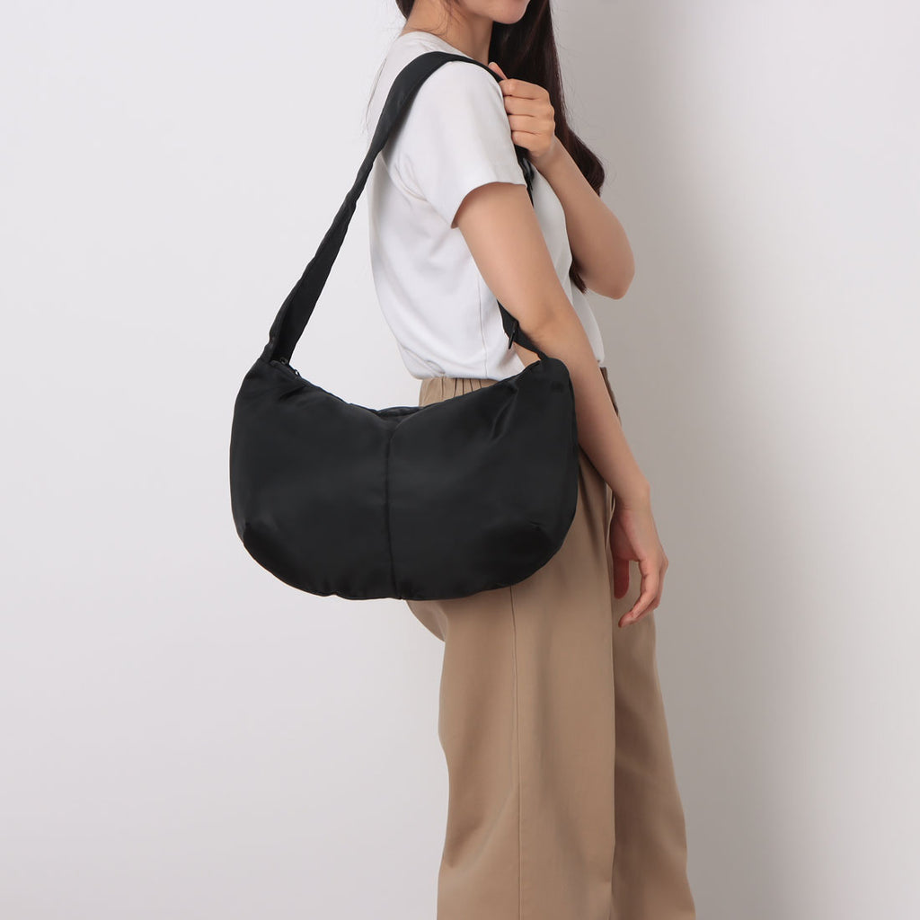 New Balance ニューバランス NYLON LIGHT HALF MOON BAG バッグ New Balance NYLON LIGHT HALF MOON BAG nylon Light Half Moon