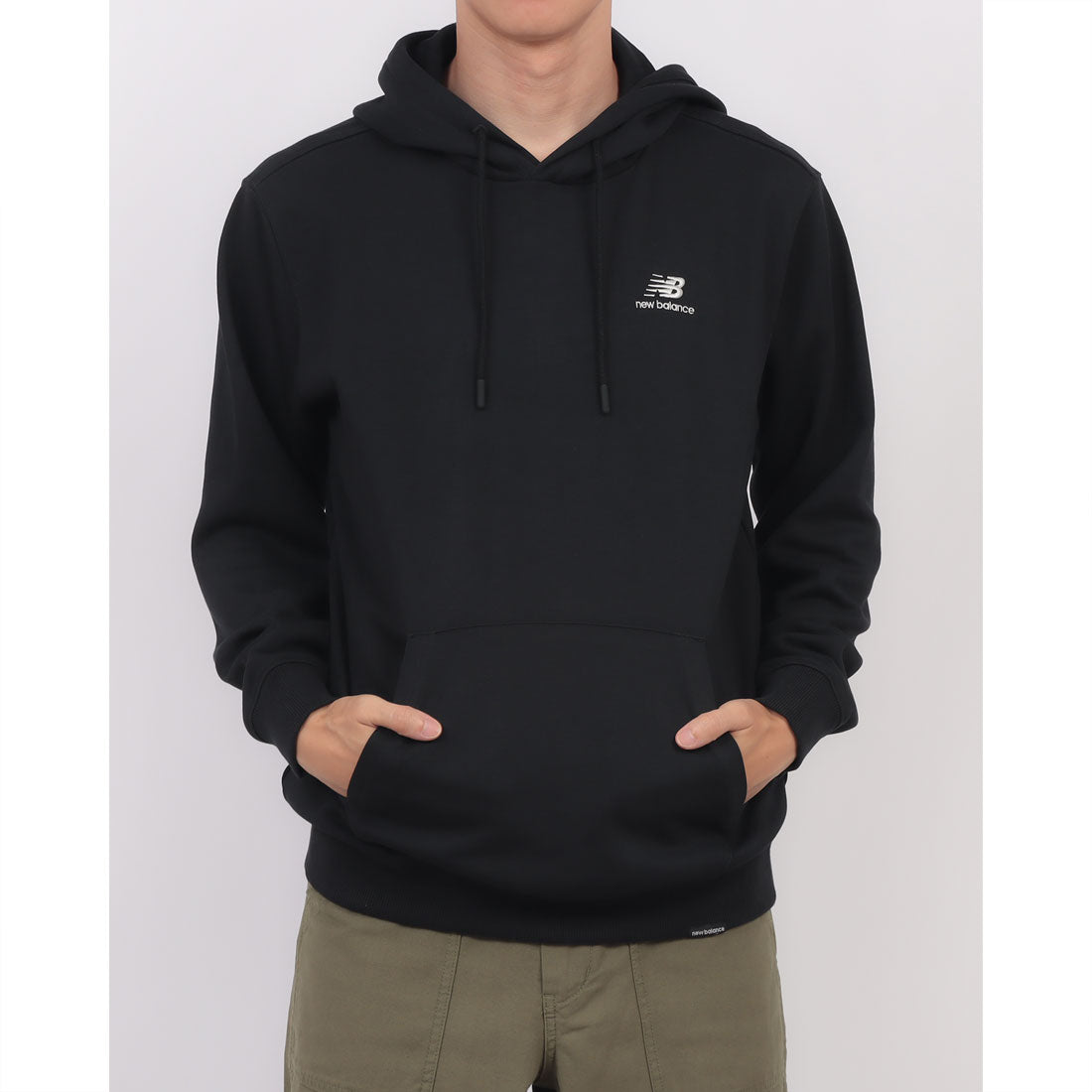 ニューバランス New Balance Essential Small Logo Hoodie エッセンシャル ロゴ フーディー パーカー (STANDARD FIT) （ブラック） ブラック