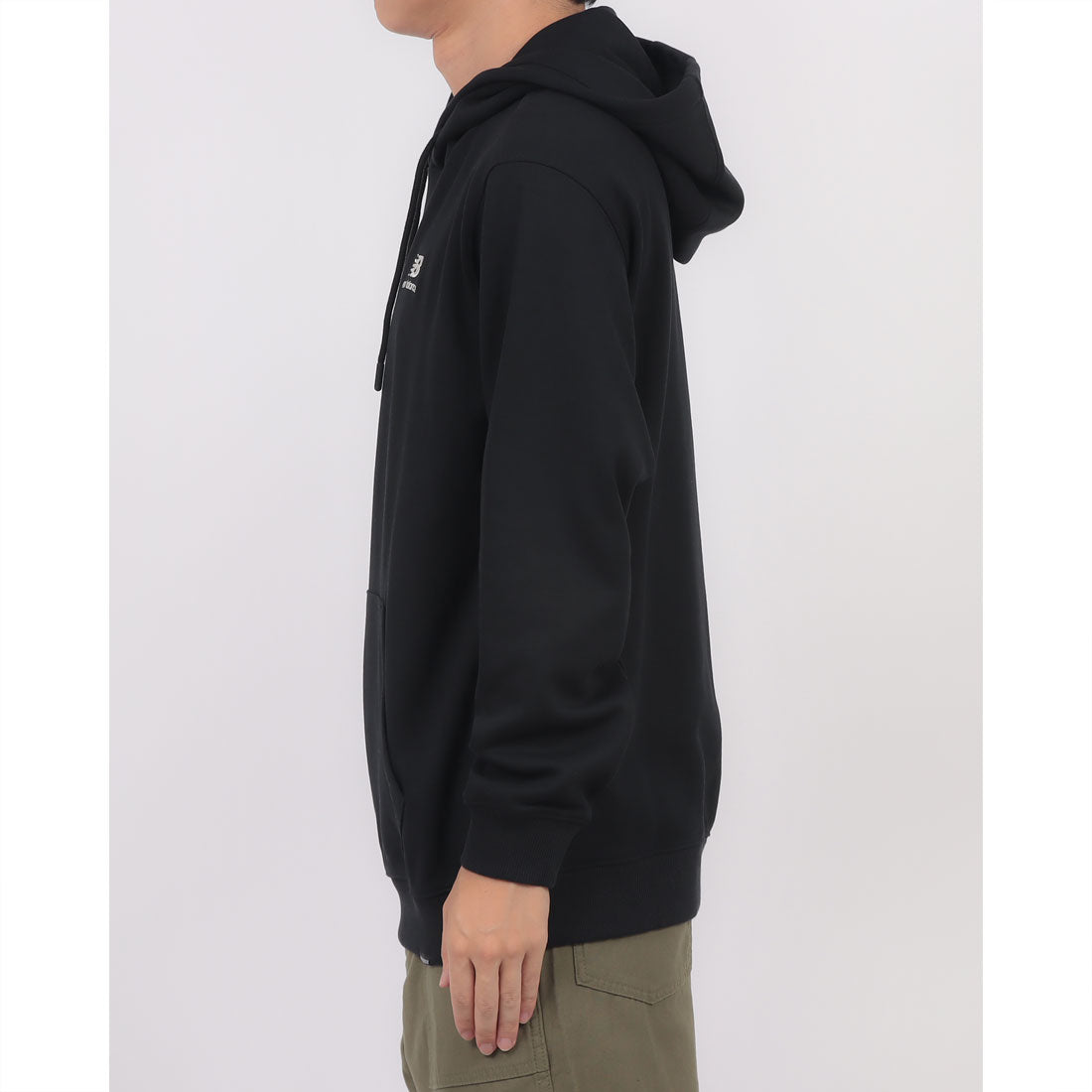ニューバランス New Balance Essential Small Logo Hoodie エッセンシャル ロゴ フーディー パーカー (STANDARD FIT) （ブラック） ブラック