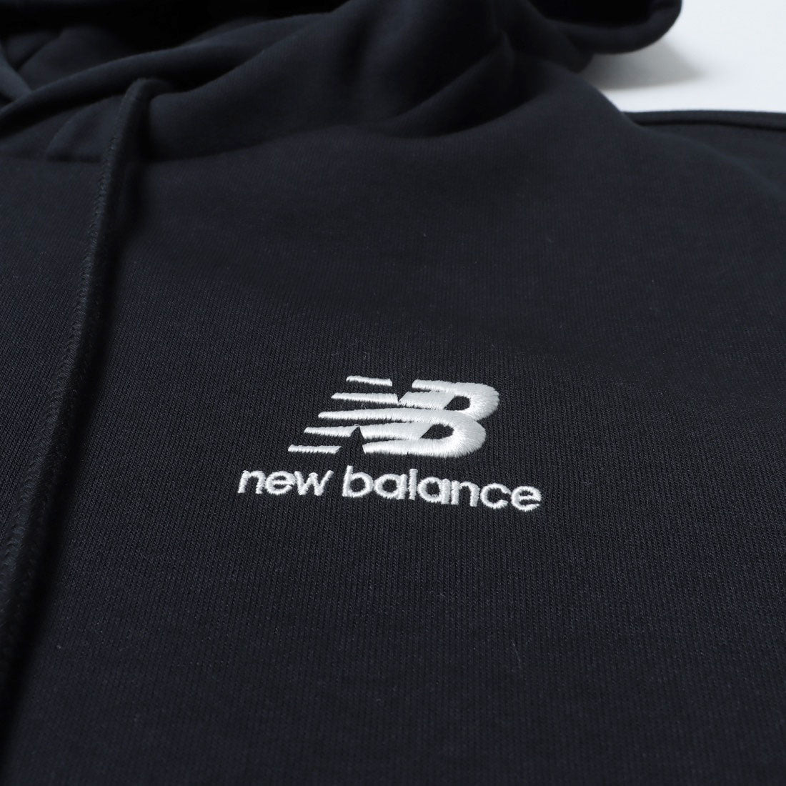 ニューバランス New Balance Essential Small Logo Hoodie エッセンシャル ロゴ フーディー パーカー (STANDARD FIT) （ブラック） ブラック