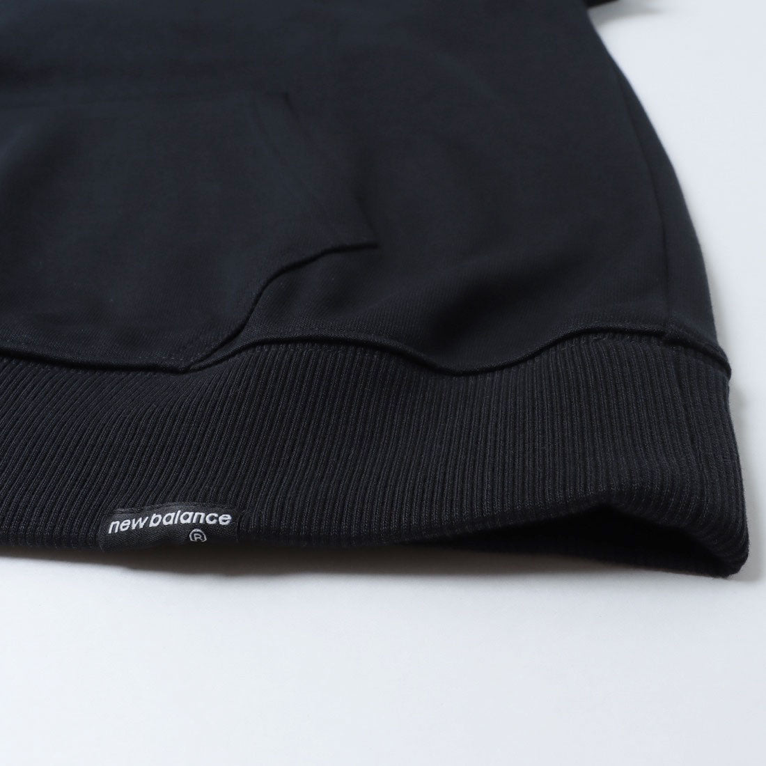 ニューバランス New Balance Essential Small Logo Hoodie エッセンシャル ロゴ フーディー パーカー (STANDARD FIT) （ブラック） ブラック