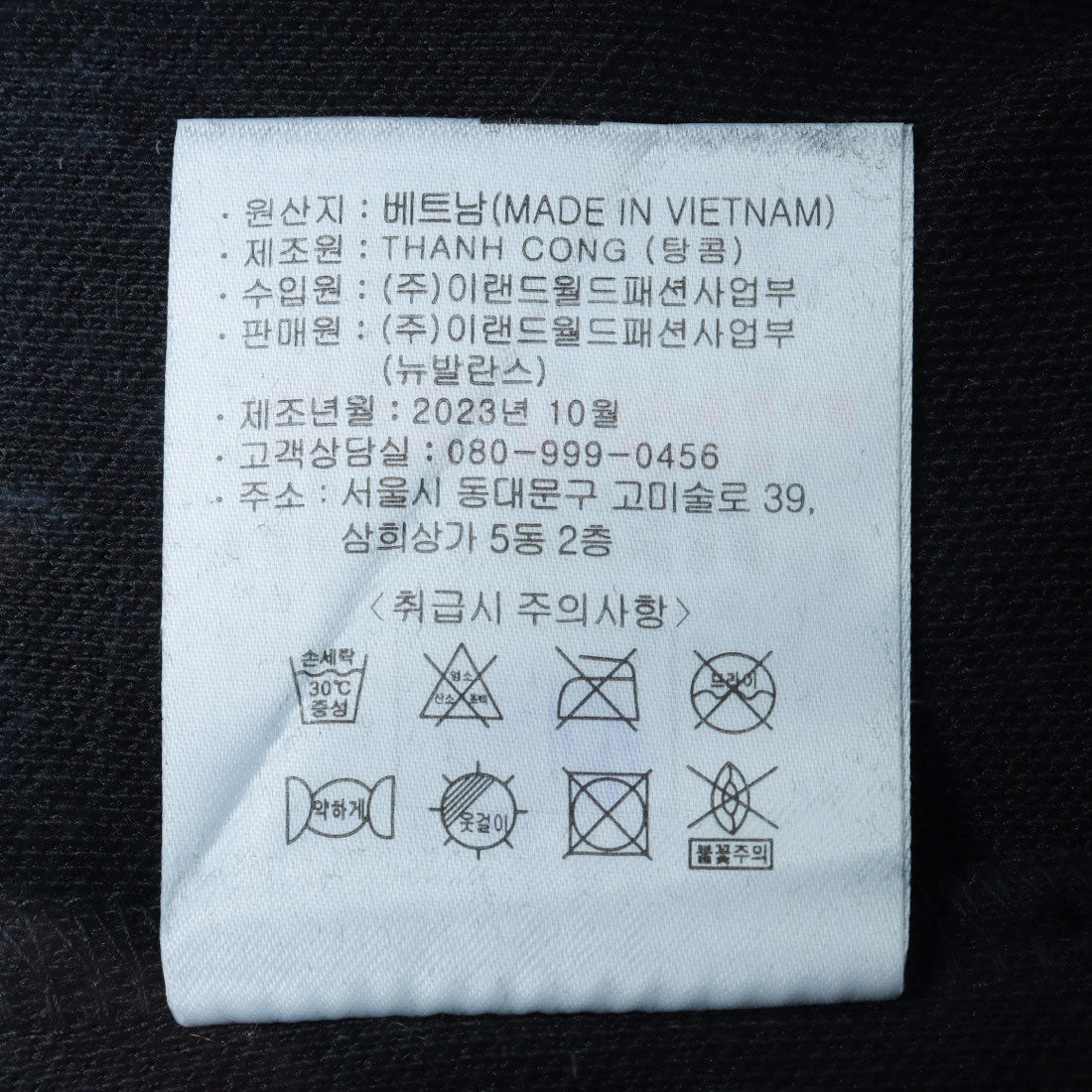 ニューバランス New Balance Essential Small Logo Hoodie エッセンシャル ロゴ フーディー パーカー (STANDARD FIT) （ブラック） ブラック