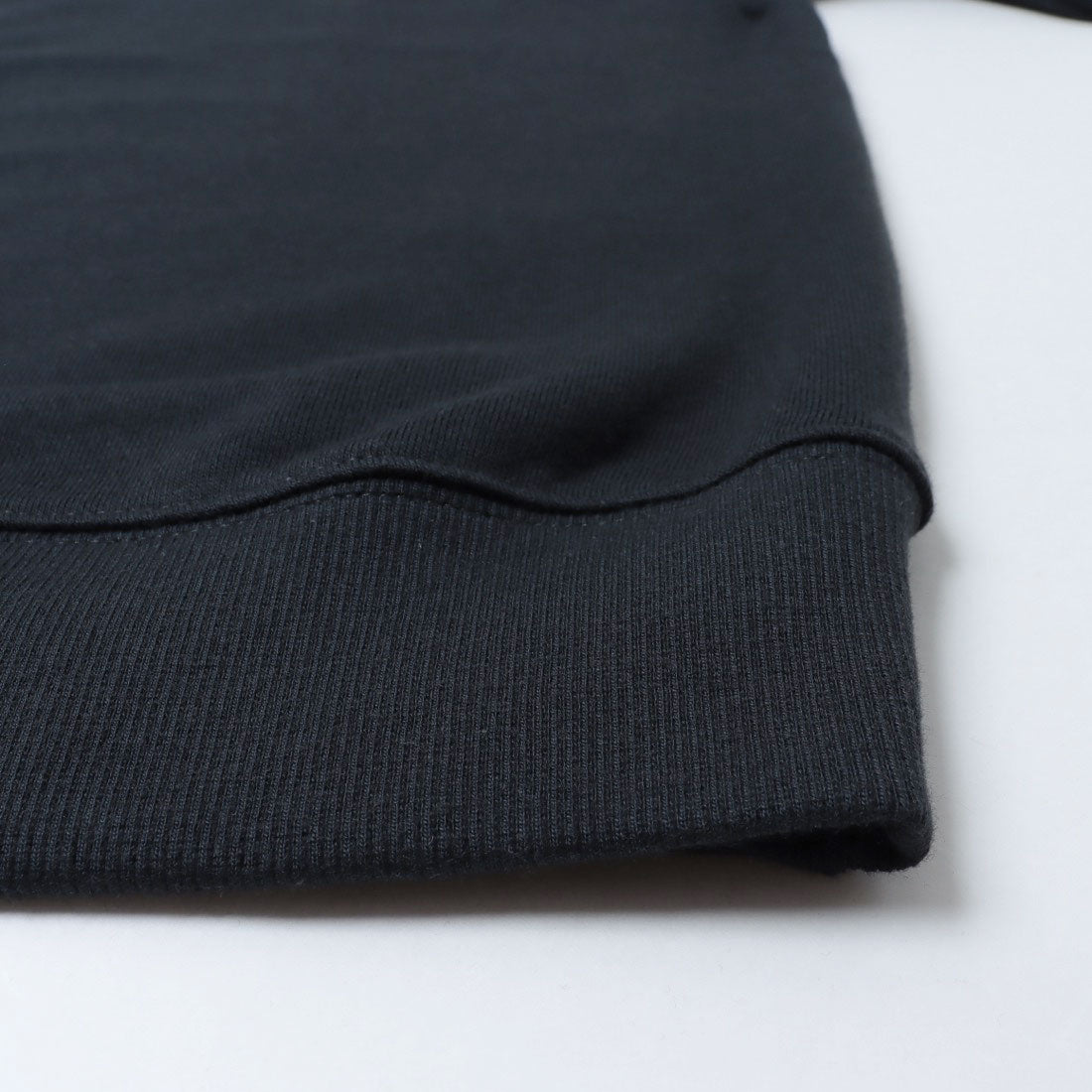 ニューバランス New Balance SMALL LOGO HOODIE ロゴ フーディー パーカー (SEMI-OVER FIT) （ブラック） ブラック
