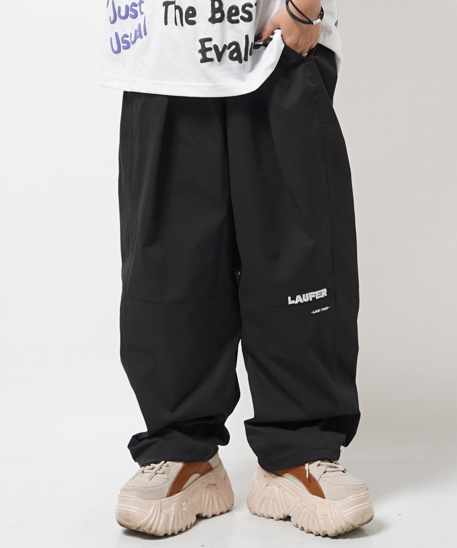 ワンフォークロージング 1111clothing ◆Laufer ナチュラルストレッチ バルーンパンツ◆ メンズ ワイドパンツ レディース ナイロンパンツ 太い ボトムス 太め パンツ ロゴ 刺繍 ワンポイント,BLACK