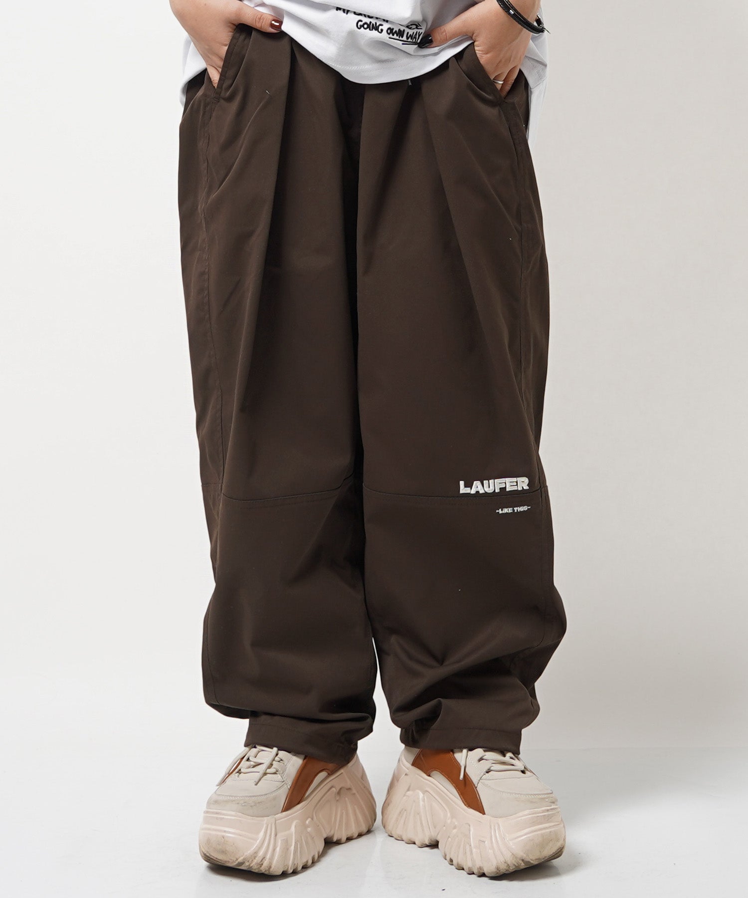 ワンフォークロージング 1111clothing ◆Laufer ナチュラルストレッチ バルーンパンツ◆ メンズ ワイドパンツ レディース ナイロンパンツ 太い ボトムス 太め パンツ ロゴ 刺繍 ワンポイント,BROWN
