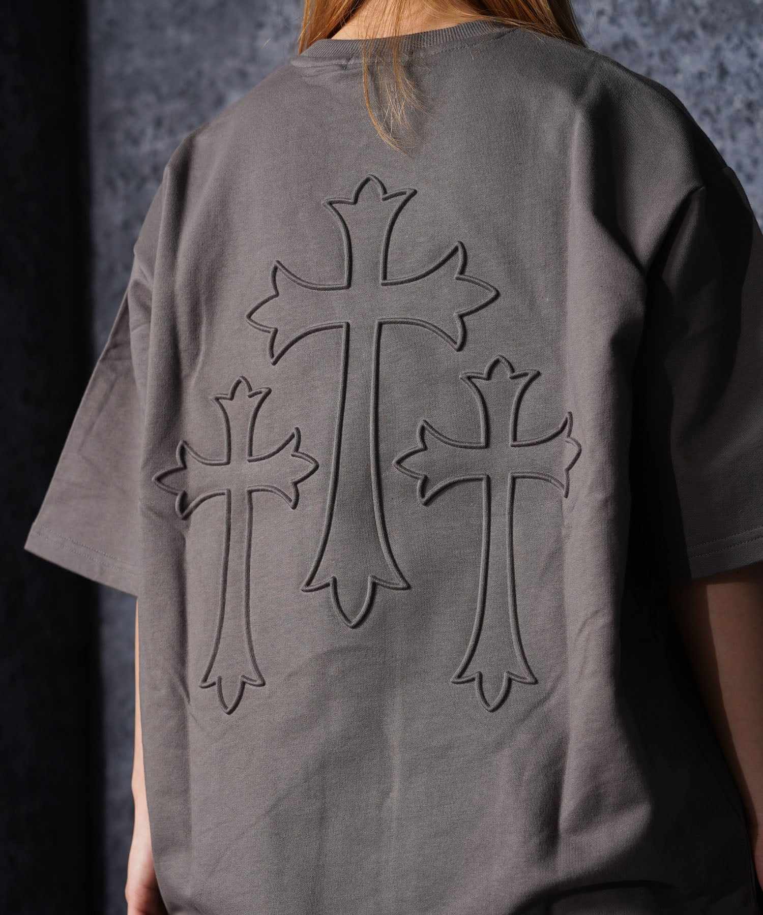 ワンフォークロージング 1111clothing クロスエンボス スウェットTシャツ （CHARCOAL） CHARCOAL