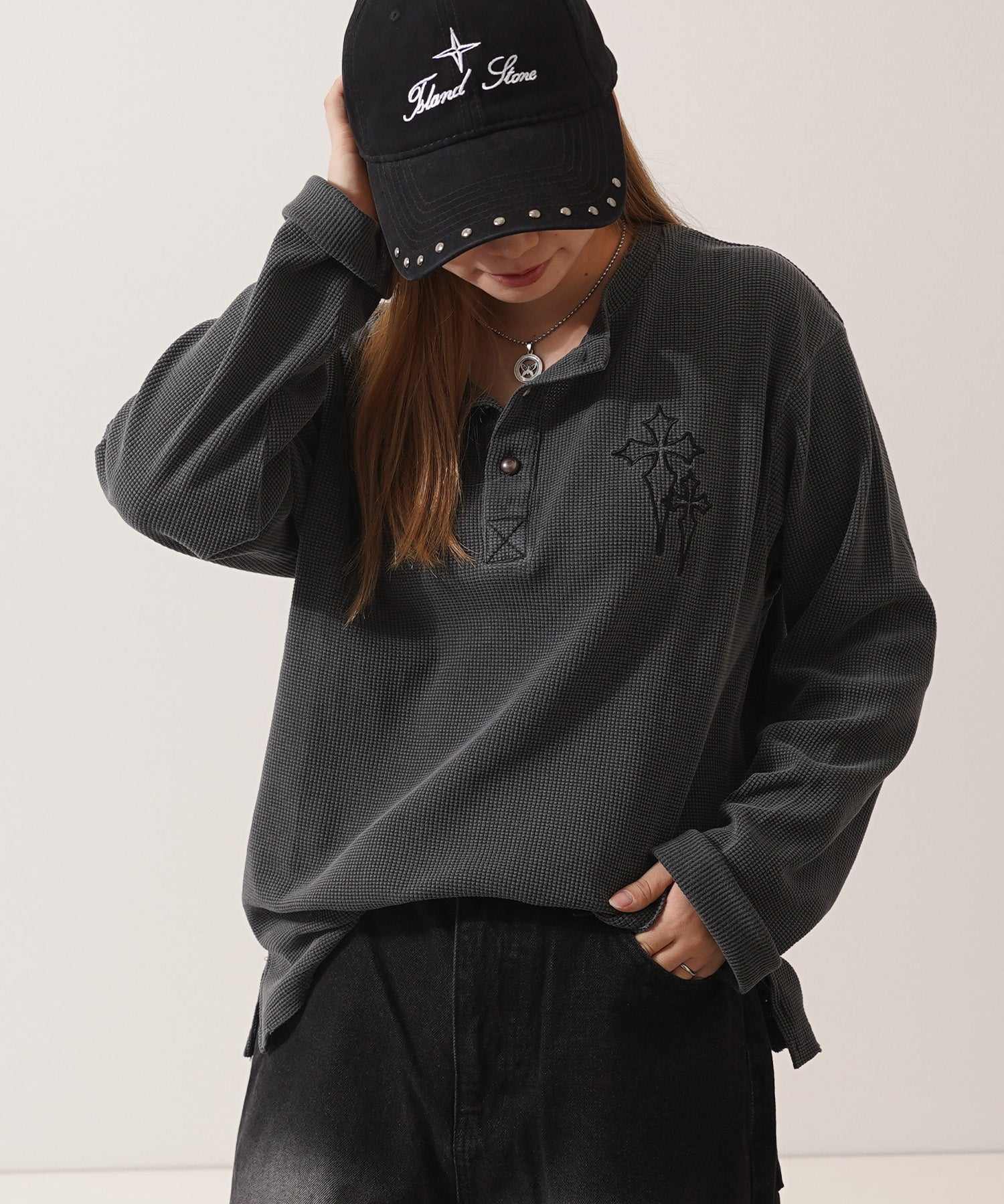 ワンフォークロージング 1111clothing クロス刺繍ピグメントワッフルロンT （CHARCOAL） CHARCOAL