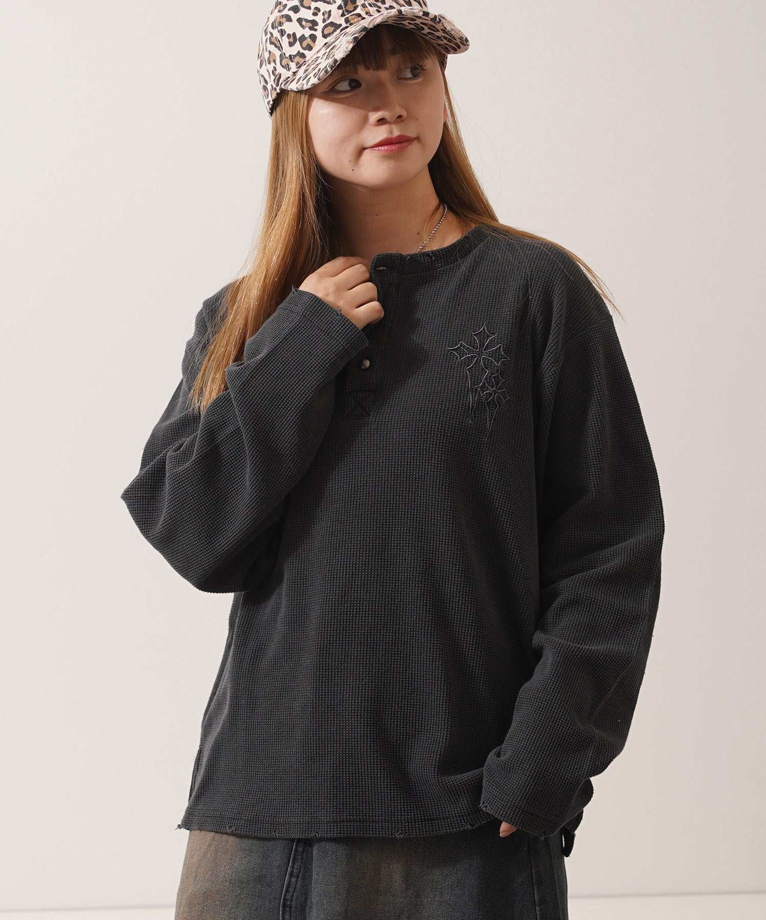 ワンフォークロージング 1111clothing クロス刺繍ピグメントワッフルロンT （BLACK） BLACK