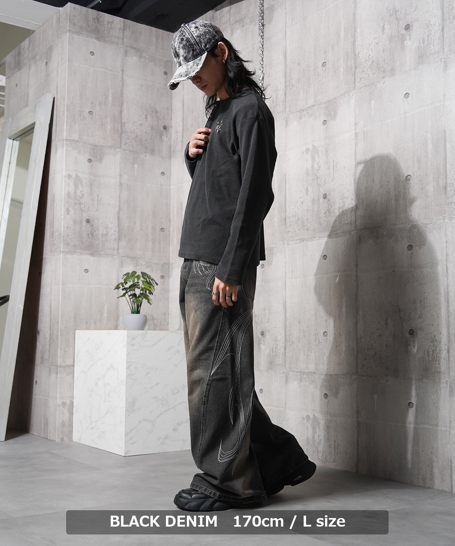 ワンフォークロージング 1111clothing トライバル刺繍 カーブパンツ （BLACK DENIM） BLACK DENIM