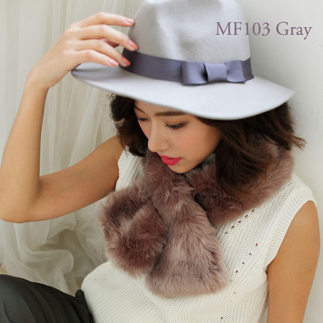 Nijibra Fluffy faux fur muffler with a slimming effect, available in 2 colors